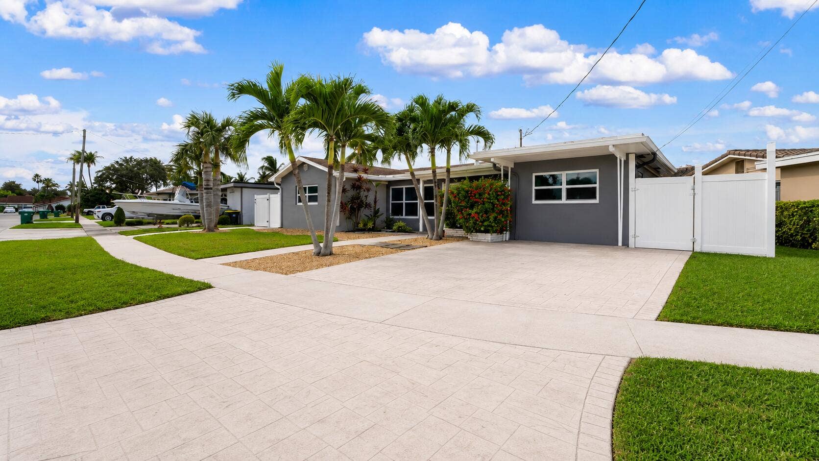935 Nautilus Isle, Dania Beach, FL 33004 935 #2 Chat Right side of driveway