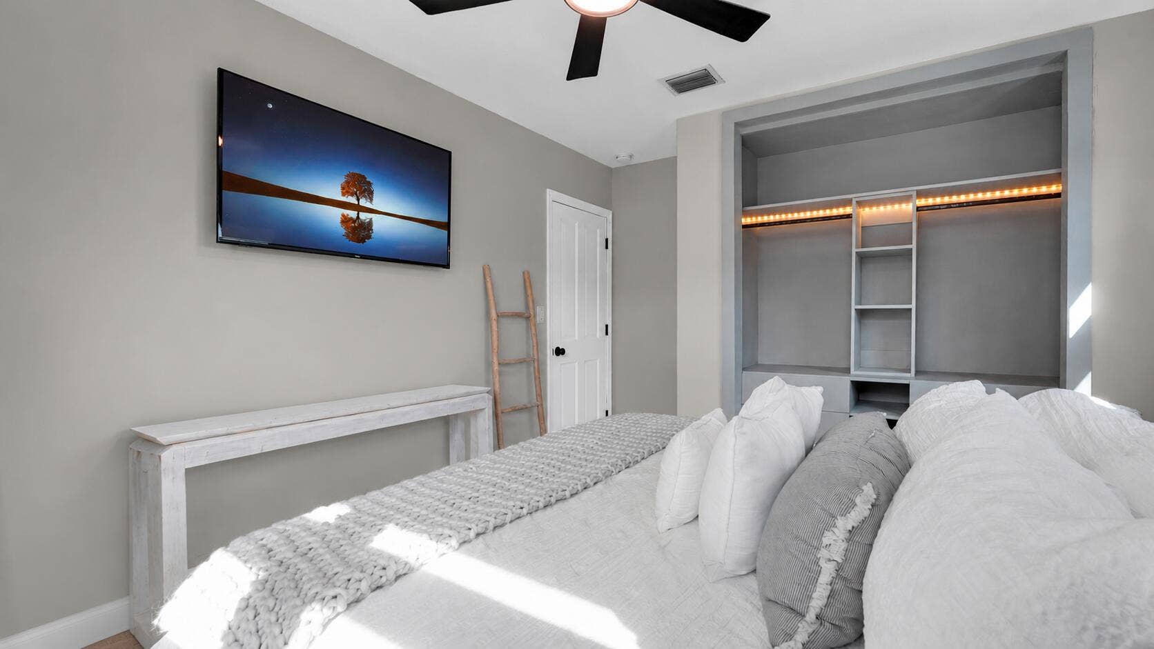 935 Nautilus Isle, Dania Beach, FL 33004 935 Chat Guest Room Pic 2