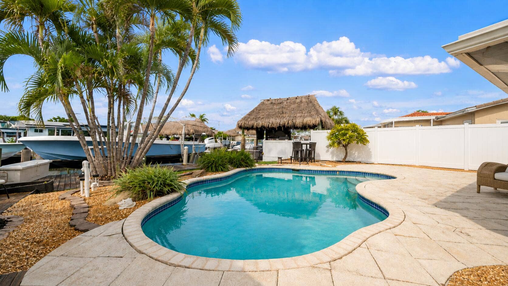 935 Nautilus Isle, Dania Beach, FL 33004 935 Chat back left of yard