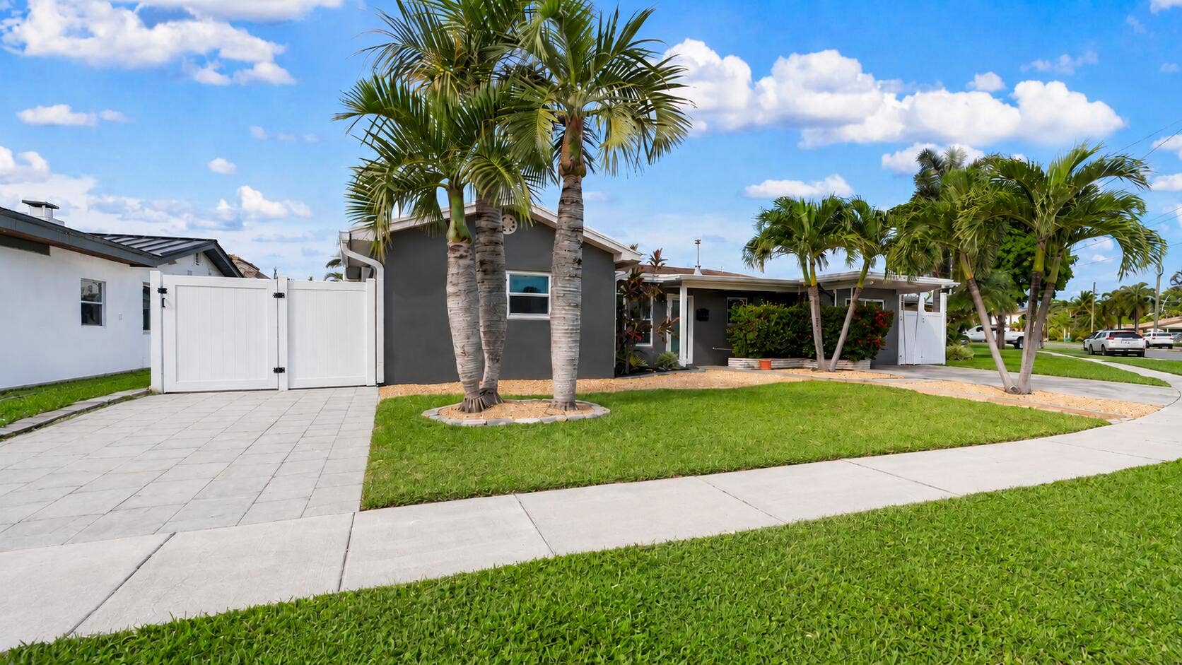 935 Nautilus Isle, Dania Beach, FL 33004 935 #3 Chat Left front yard