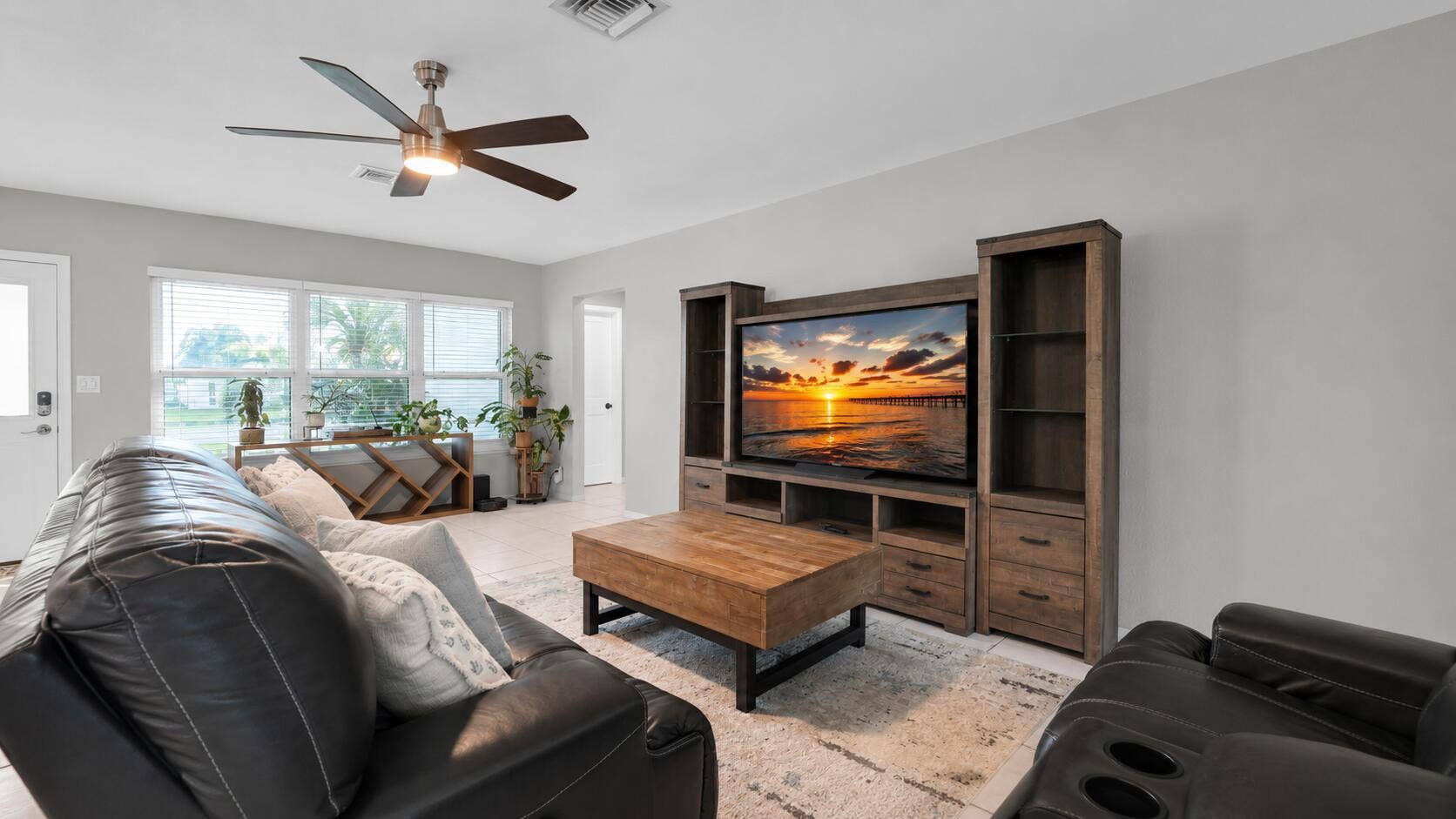 935 Nautilus Isle, Dania Beach, FL 33004 935 #5 Chat Living room 3