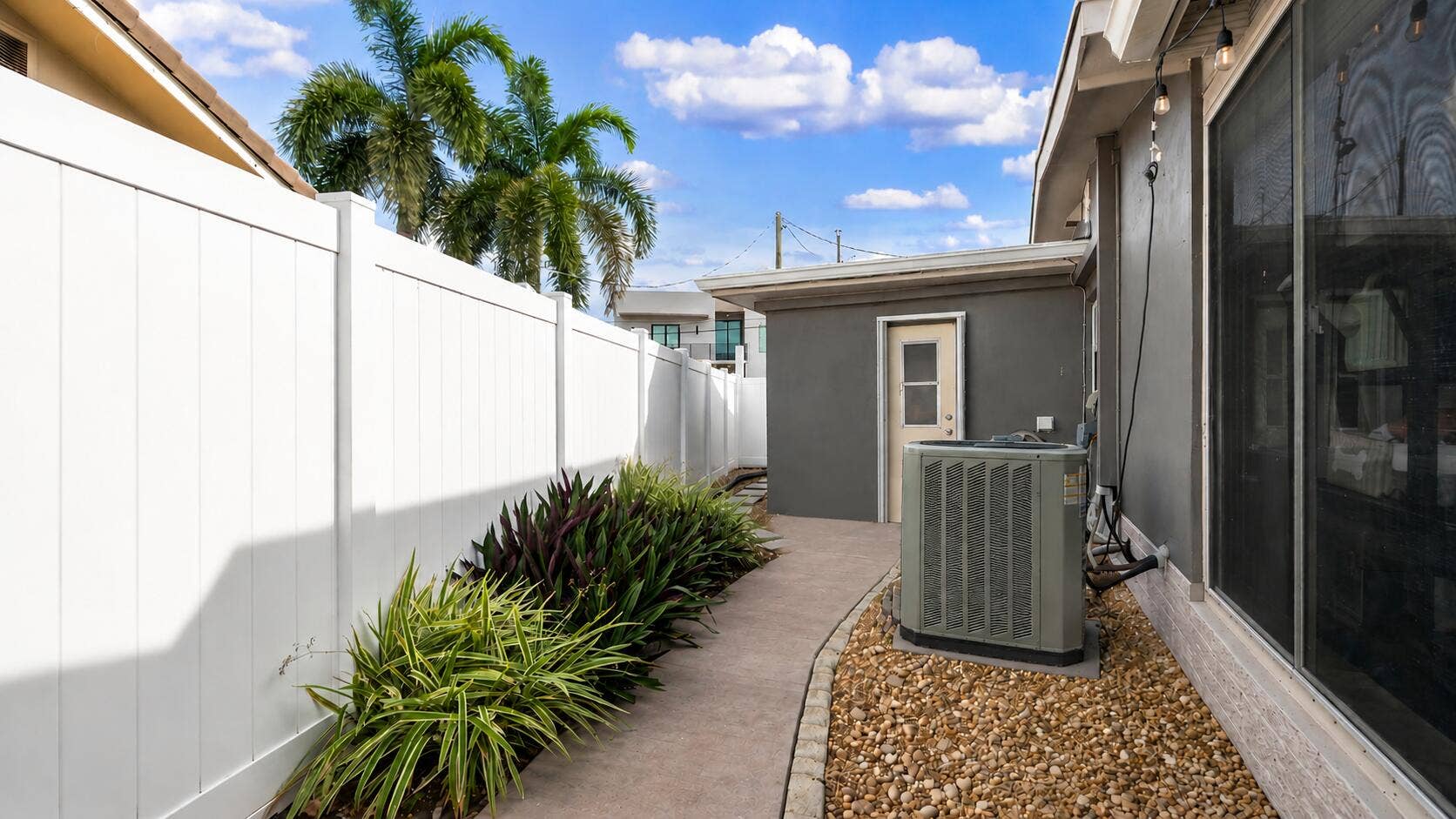 935 Nautilus Isle, Dania Beach, FL 33004 935 Chat back left