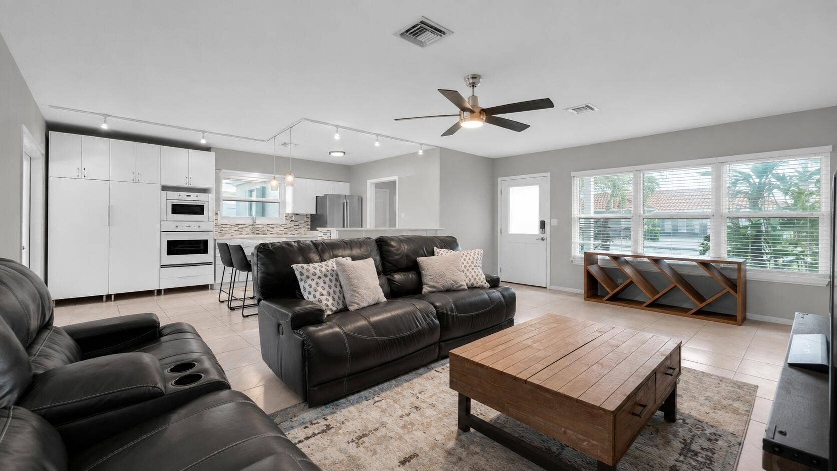 935 Nautilus Isle, Dania Beach, FL 33004 935 #4 Chat living room 2