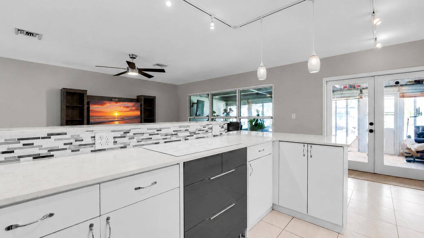 935 Nautilus Isle, Dania Beach, FL 33004 935 chat Living room: kitchen