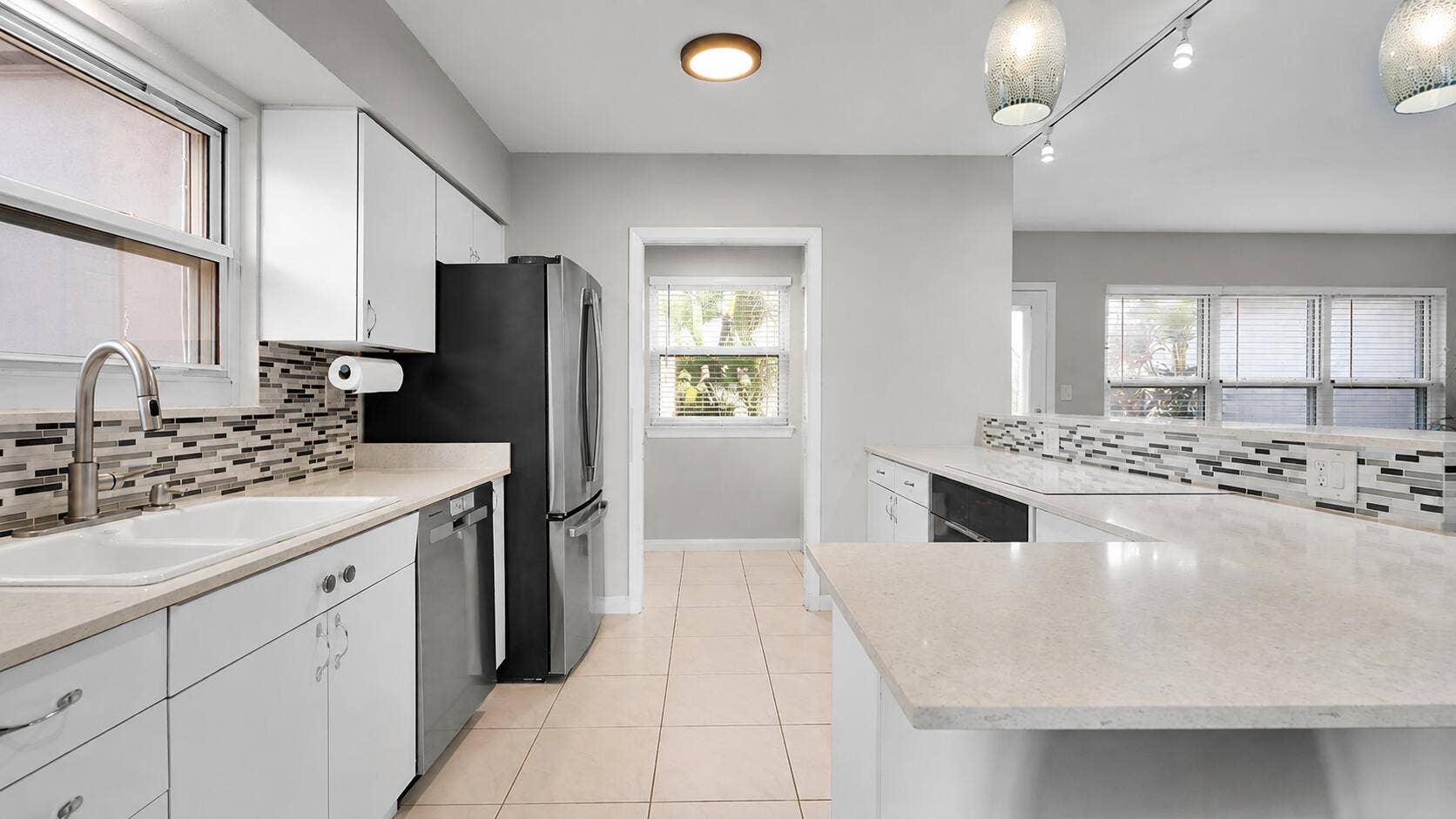 935 Nautilus Isle, Dania Beach, FL 33004 935 Chat kitchen