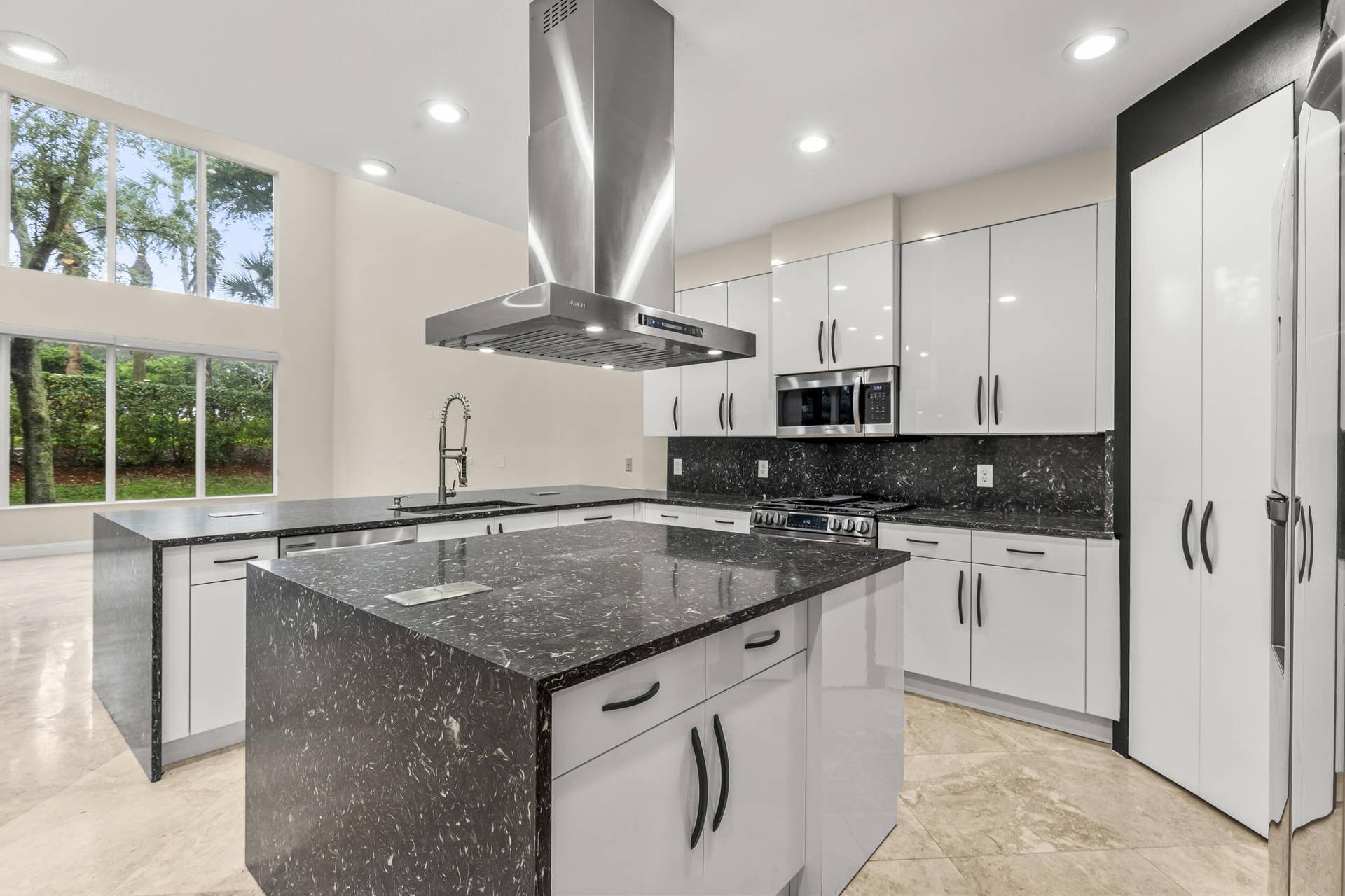 6966 Great Falls Circle, Boynton Beach, FL 33437 Kithcen Center Island with gas stove