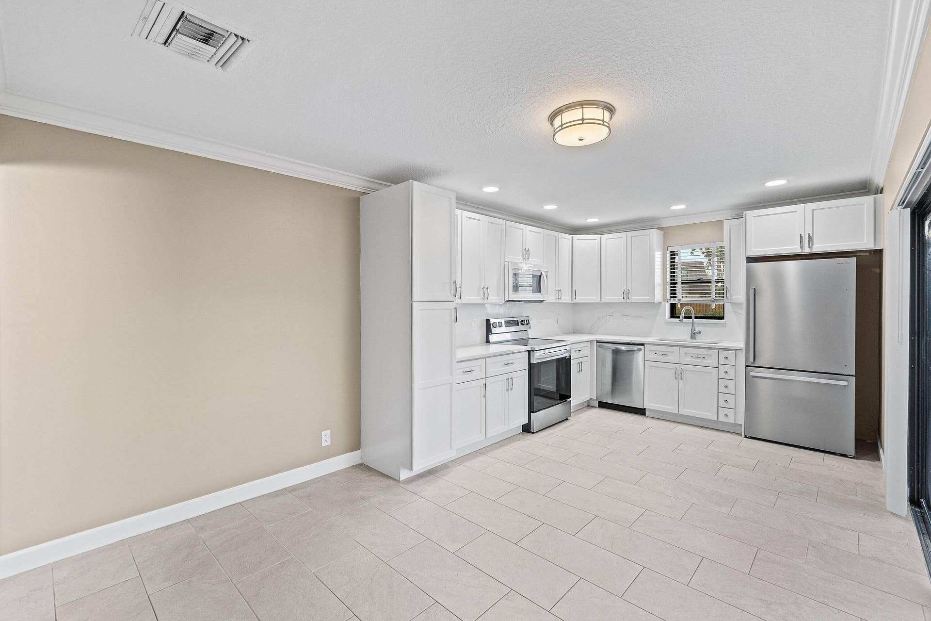 7754 Courtyard Run W, Boca Raton, FL 33433 Kitchen / Dining Room