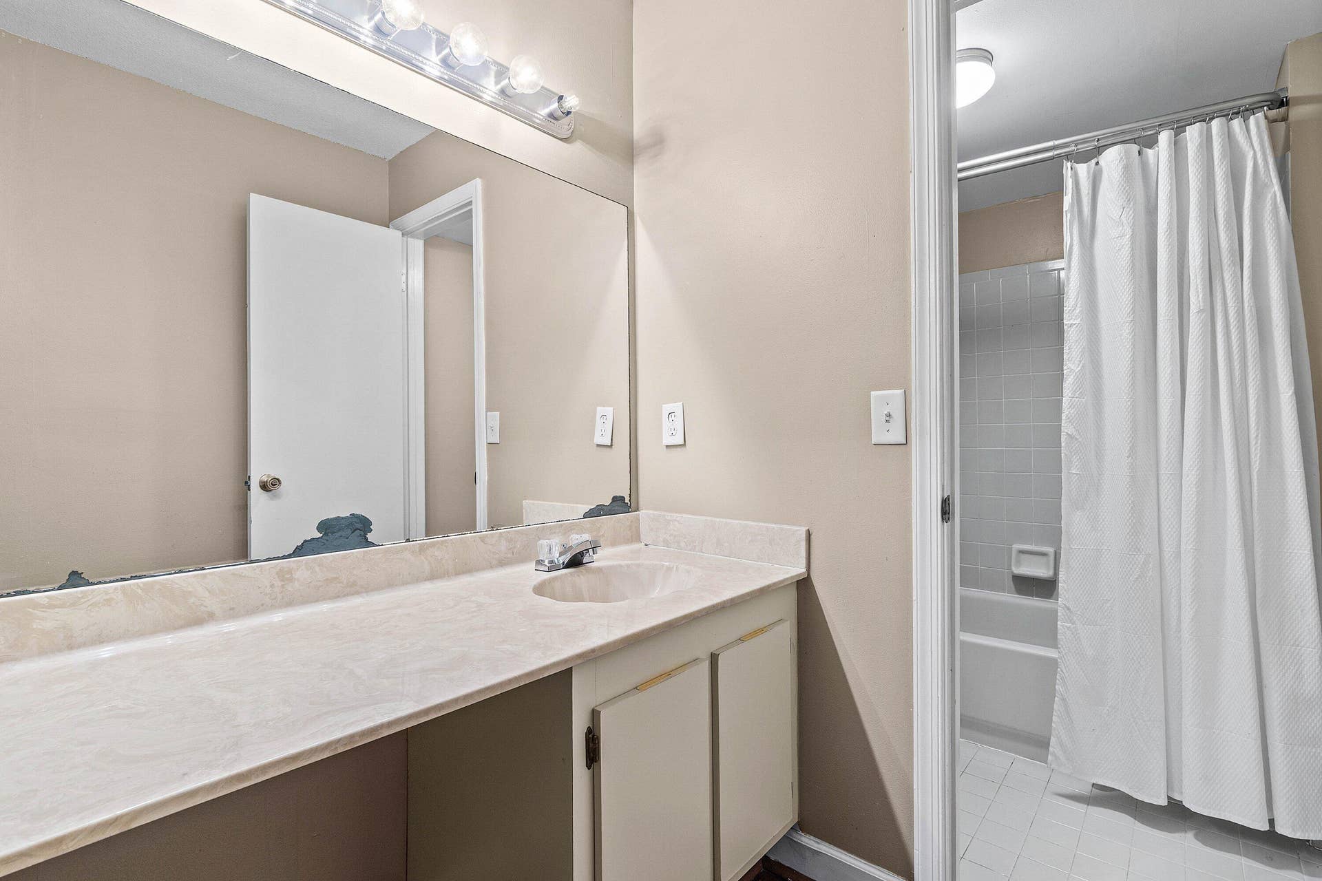 7754 Courtyard Run W, Boca Raton, FL 33433 Guest Bathroom