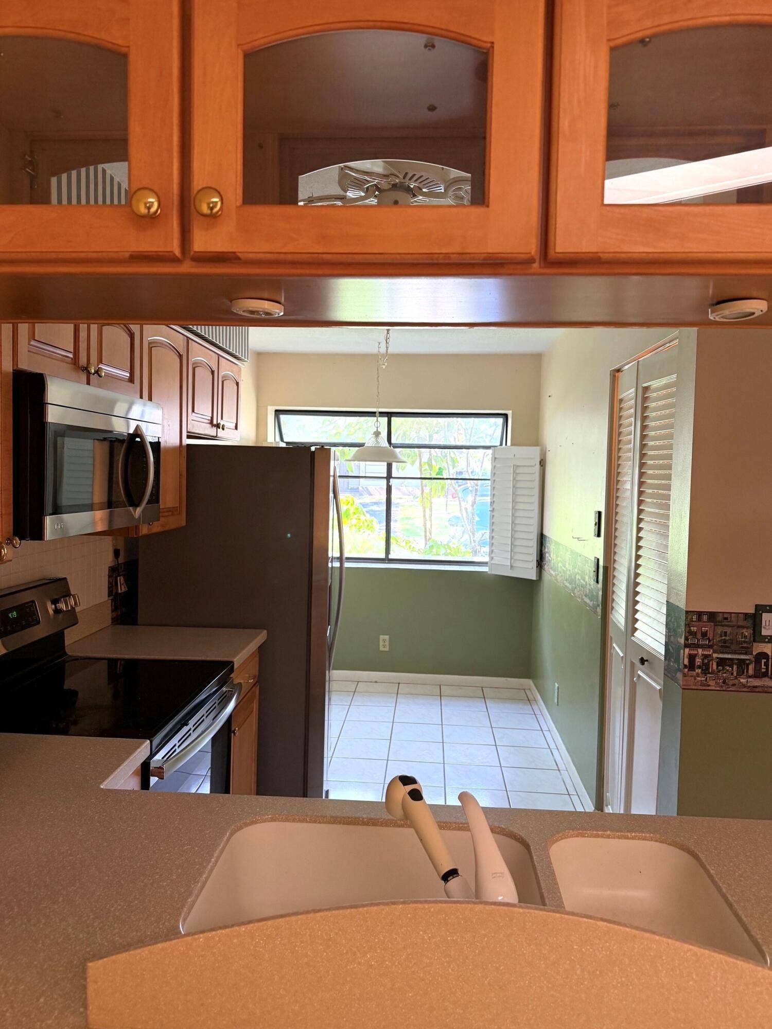 Kitchen and Breakfast Area