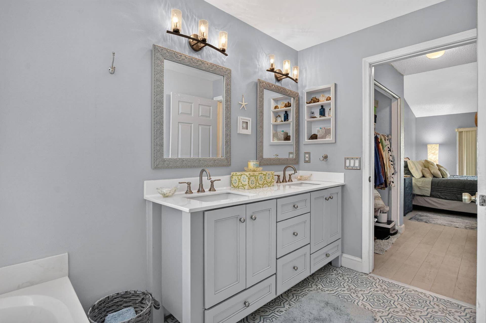 30-11241 Coral Reef Primary Bthrm