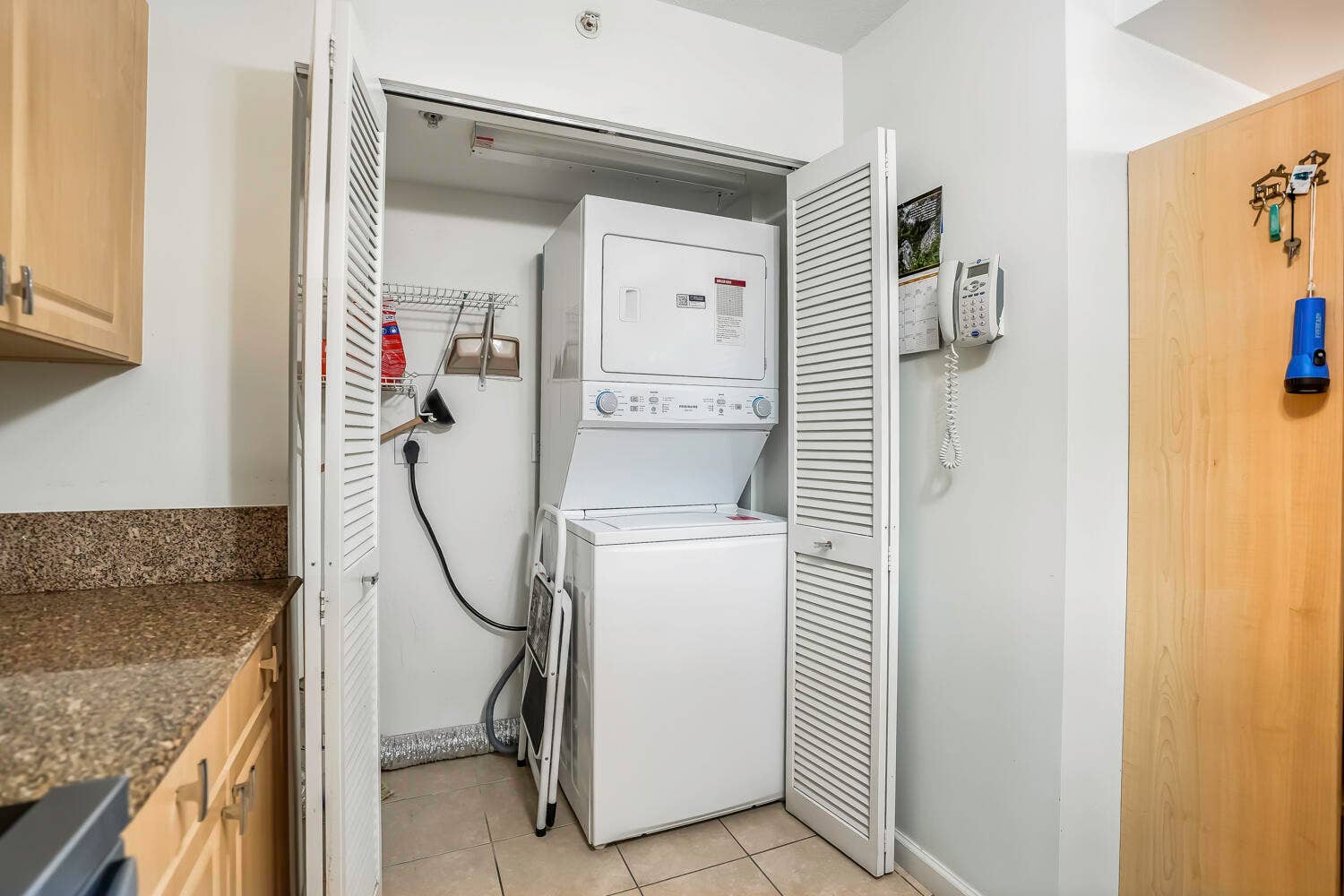 609 E SHERIDAN Street, #208, Dania Beach, FL 33004 DSC02414