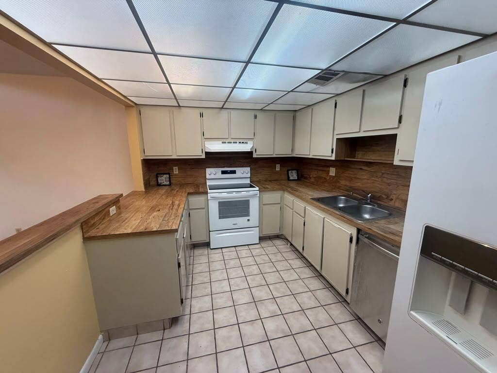 Lisa kitchen close