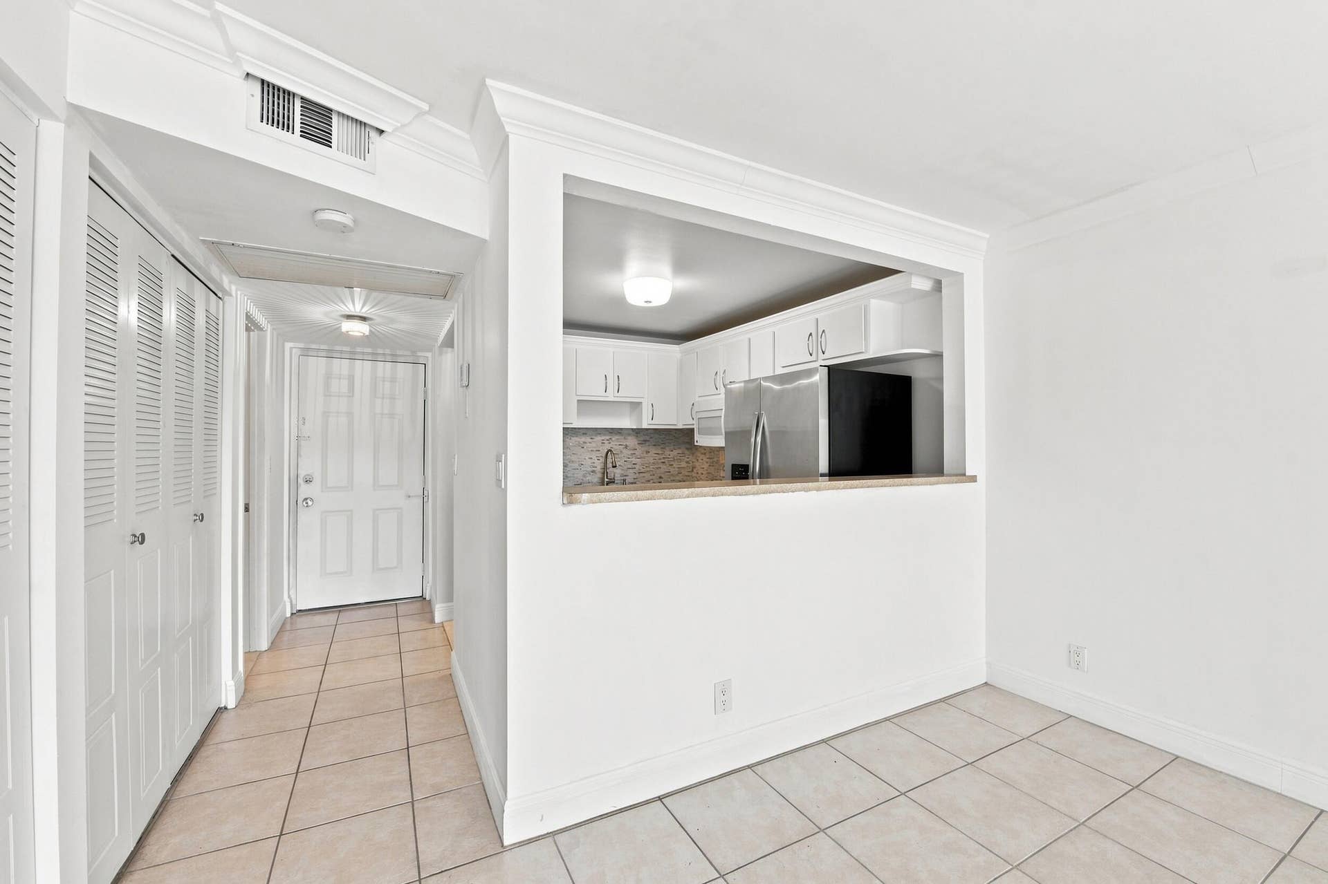 Foyer into dinning area