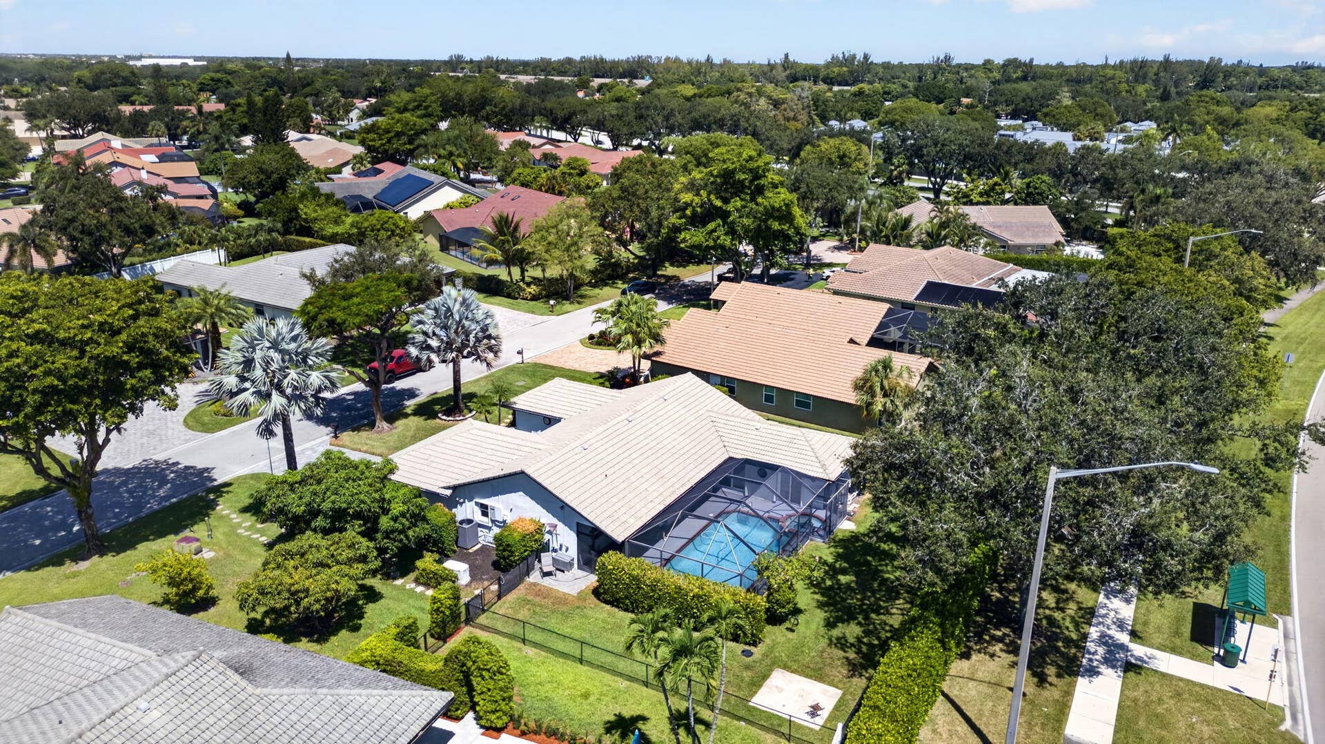 5417 NW 83rd Way, Coral Springs, FL 33067 62-web-or-mls-DJI_20260818115009_0220_D