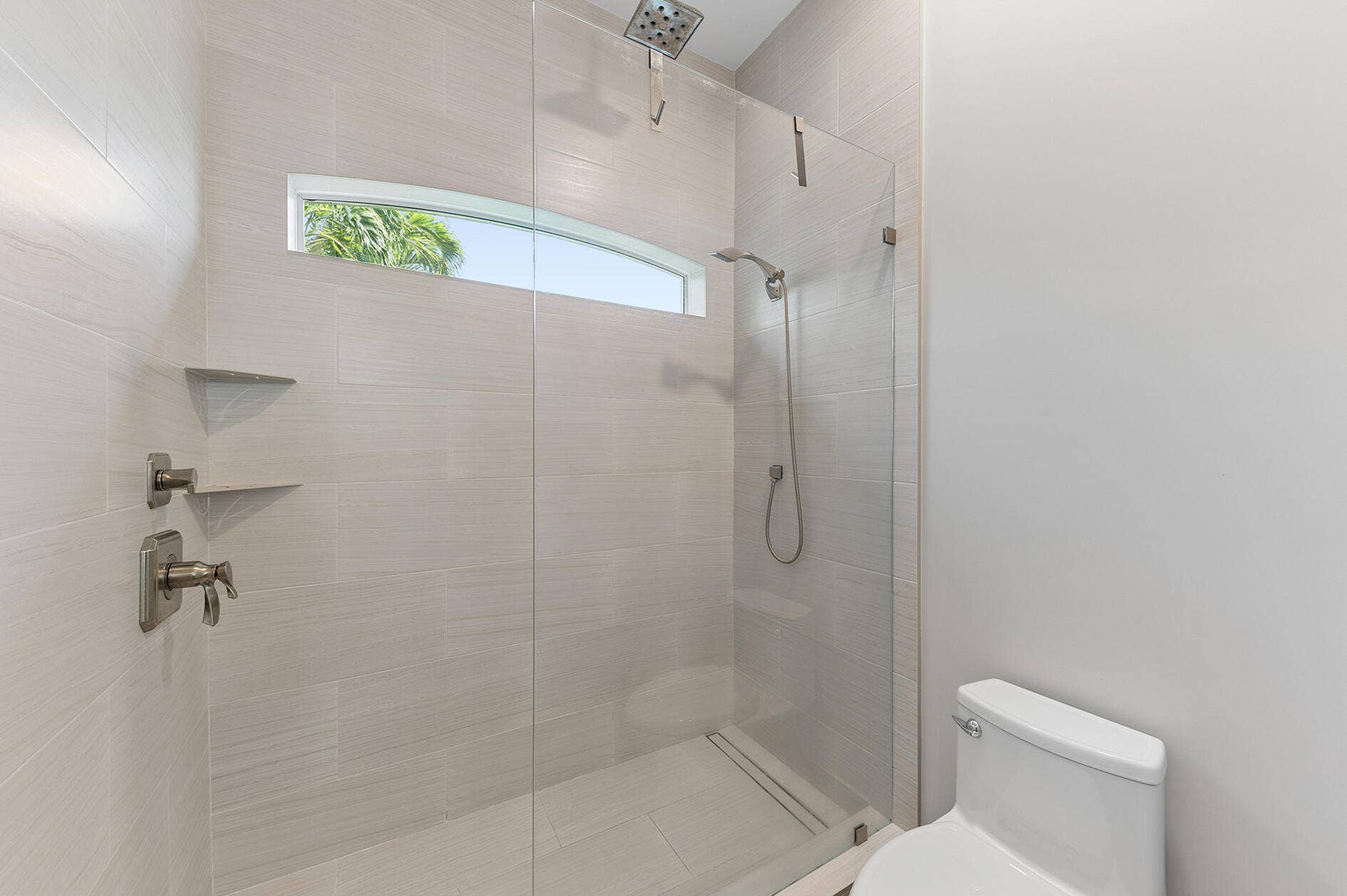 115 NE 16TH Court, Delray Beach, FL 33444 Jack & Jill Full Bath