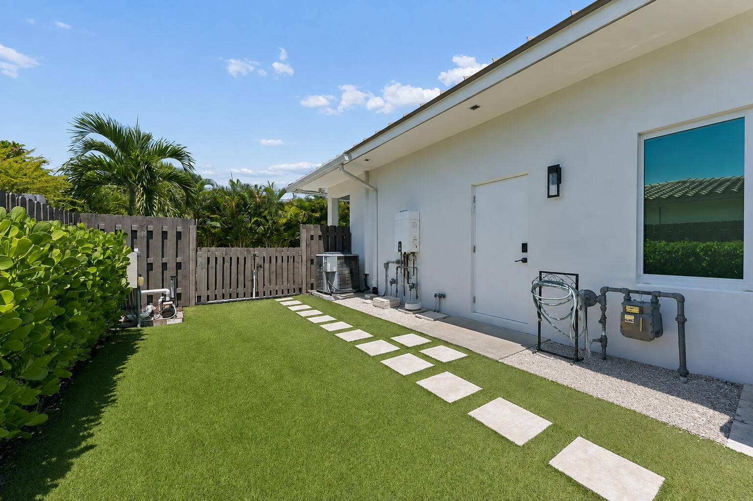115 NE 16TH Court, Delray Beach, FL 33444 Side yard / dog run / instant hot water heater / fully fenced-in yard
