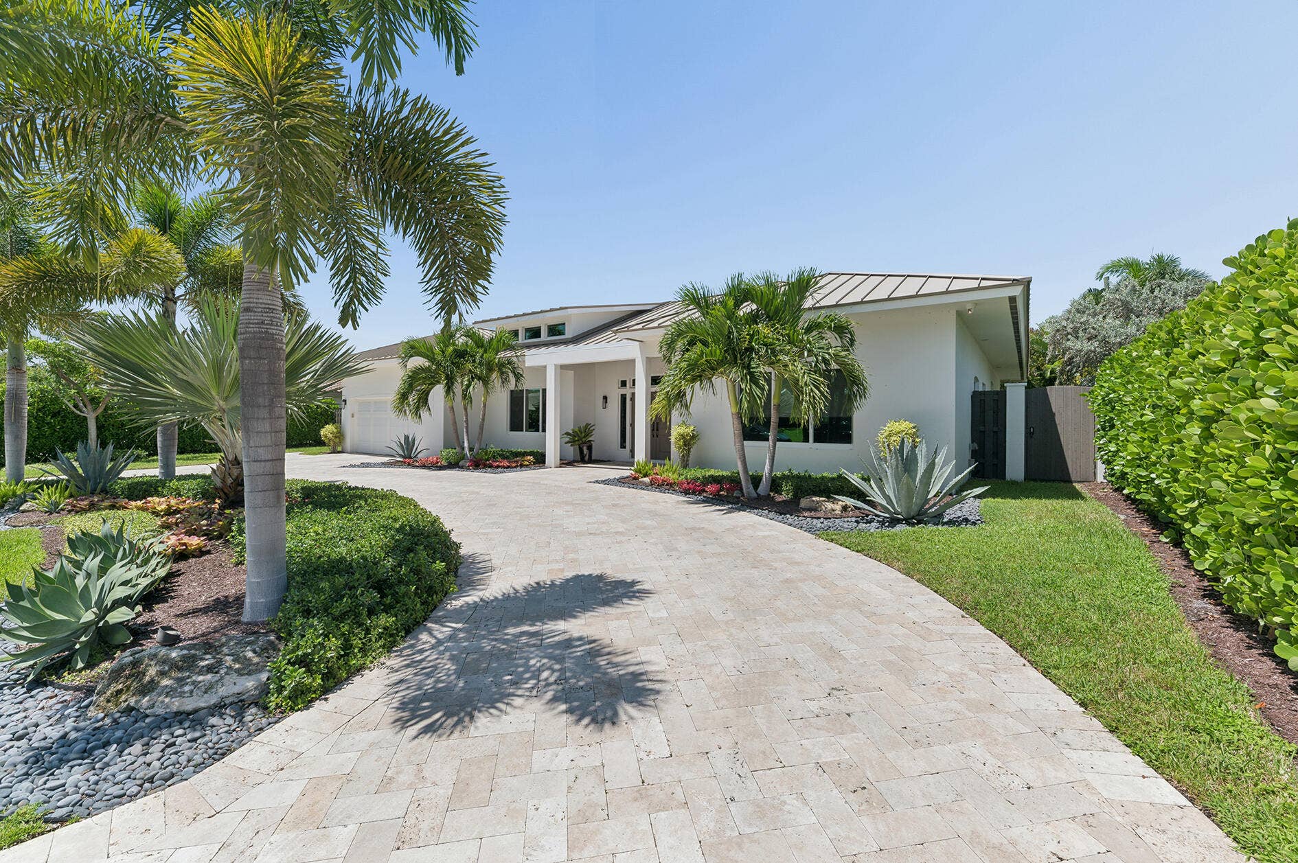 115 NE 16TH Court, Delray Beach, FL 33444 Large Circular Driveway