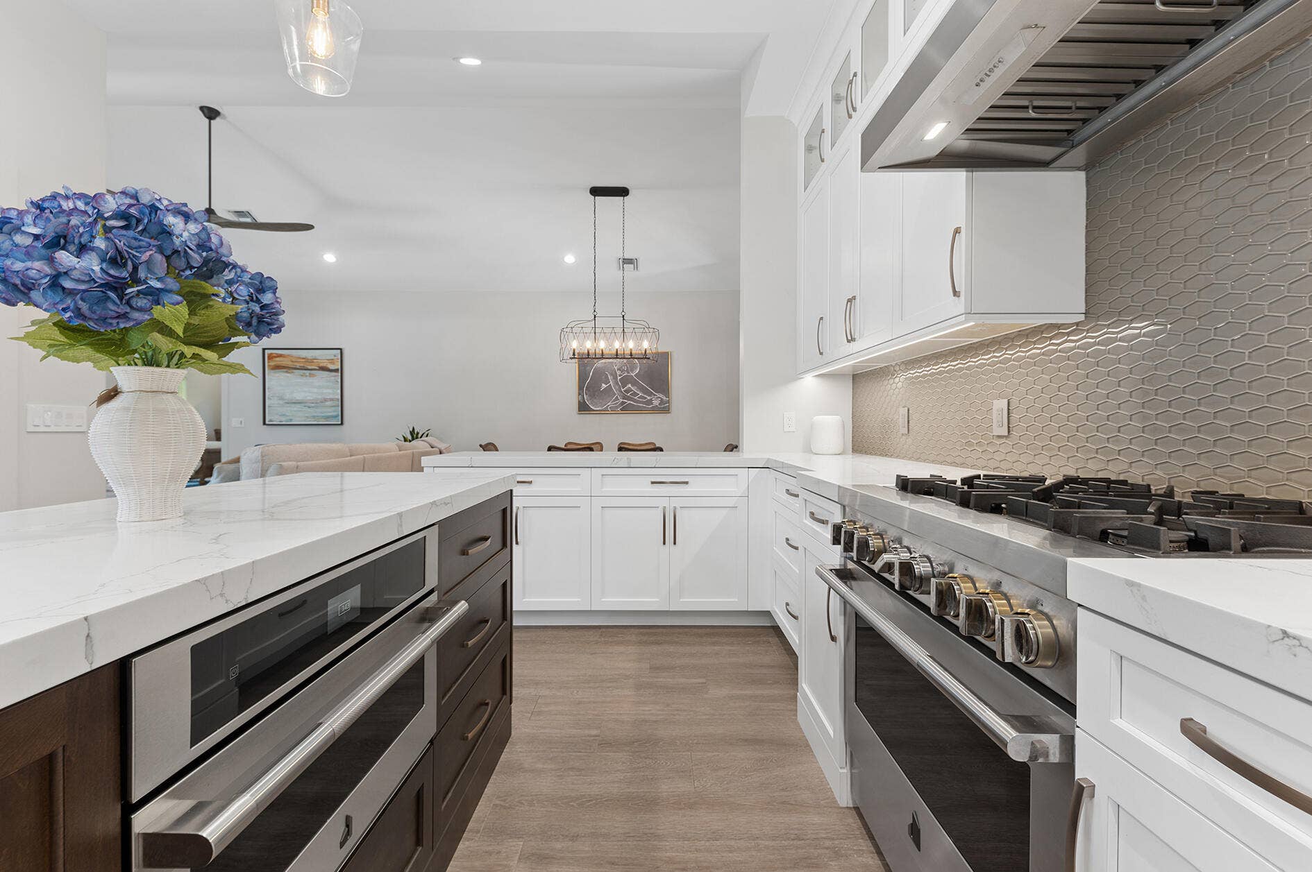 115 NE 16TH Court, Delray Beach, FL 33444 Stunning 6-burner gas stove