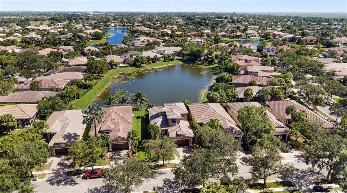 12390 NW 78th Manor, Parkland, FL 33076 The middle house has the true center lakeview behind it,