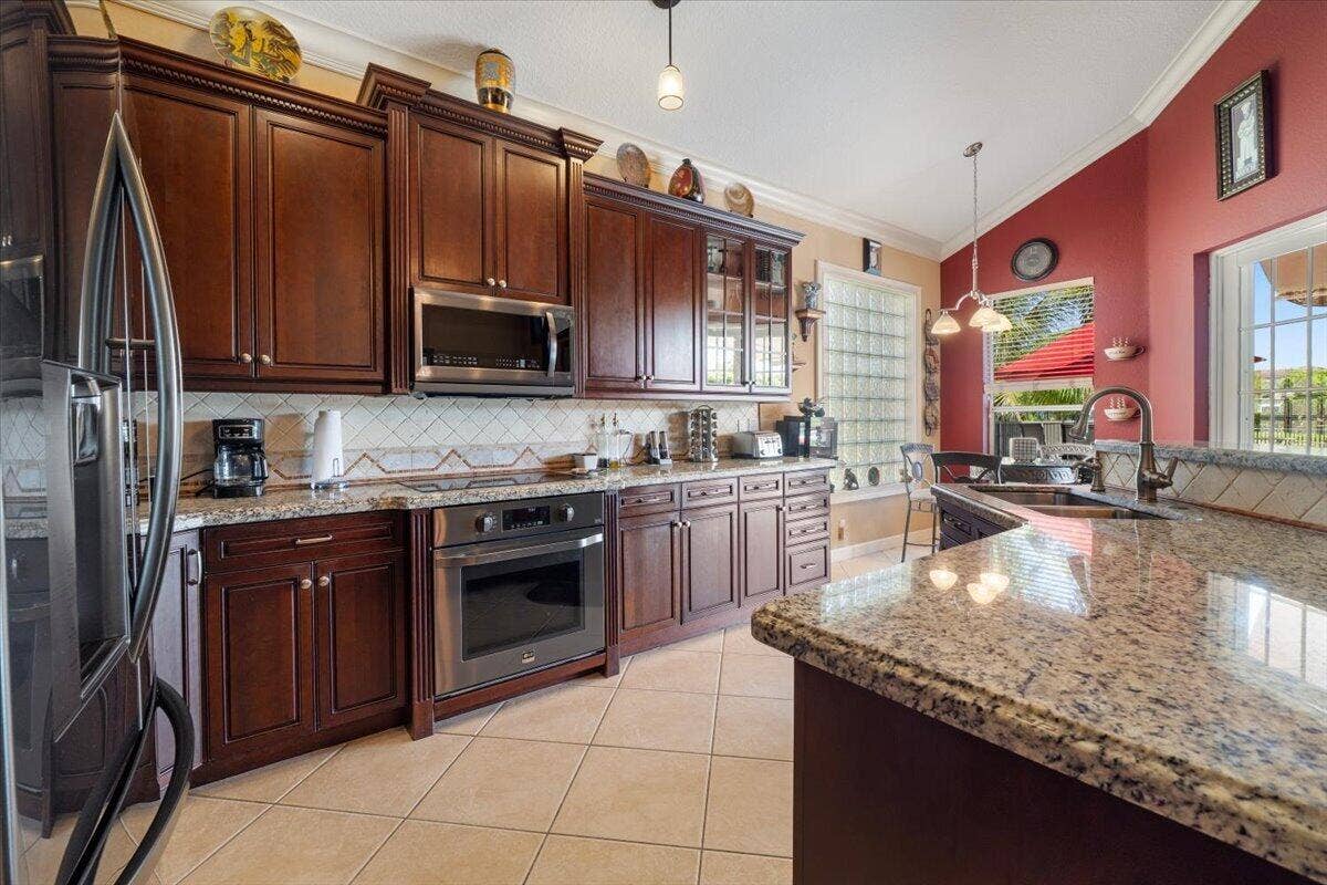 12390 NW 78th Manor, Parkland, FL 33076 Real upgraded wooden kitchen cabinets with pullouts & lazy Susan