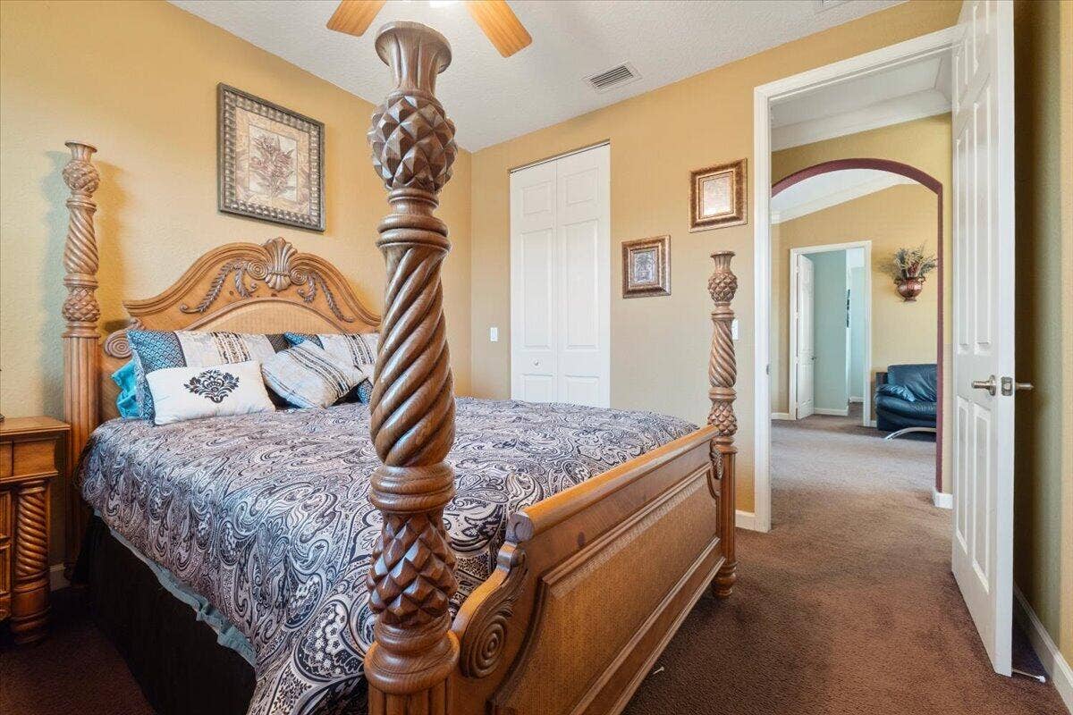 12390 NW 78th Manor, Parkland, FL 33076 has a walk in closet