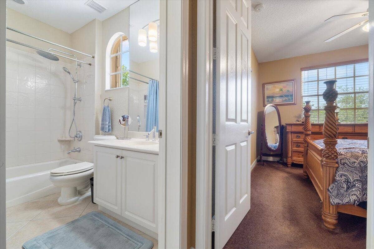 12390 NW 78th Manor, Parkland, FL 33076 The full bathroom next to the loft and front upstairs bedroom