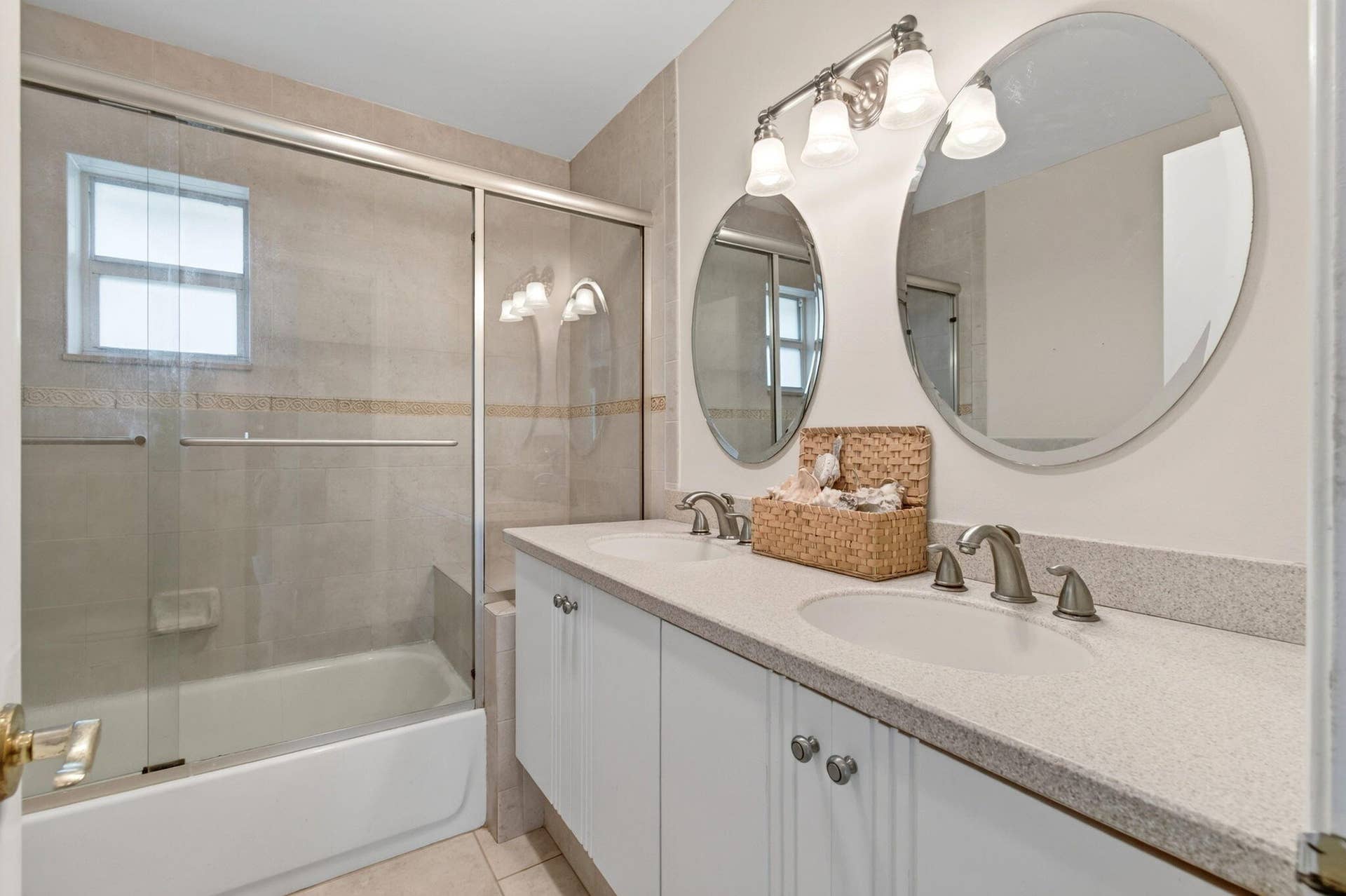 586 NW 45TH Way, Delray Beach, FL 33445 Guest Bath