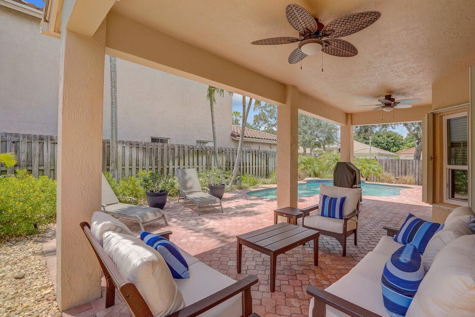 317 E Garden Cove Circle, Davie, FL 33325 B26066749