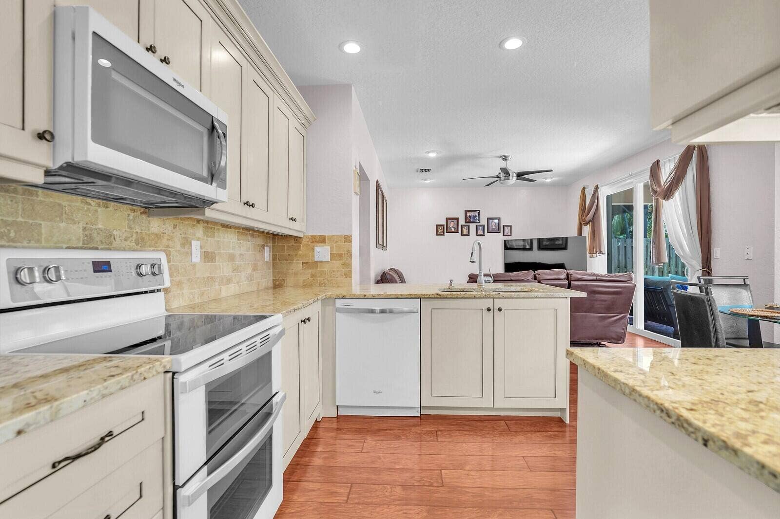 317 E Garden Cove Circle, Davie, FL 33325 B26066749