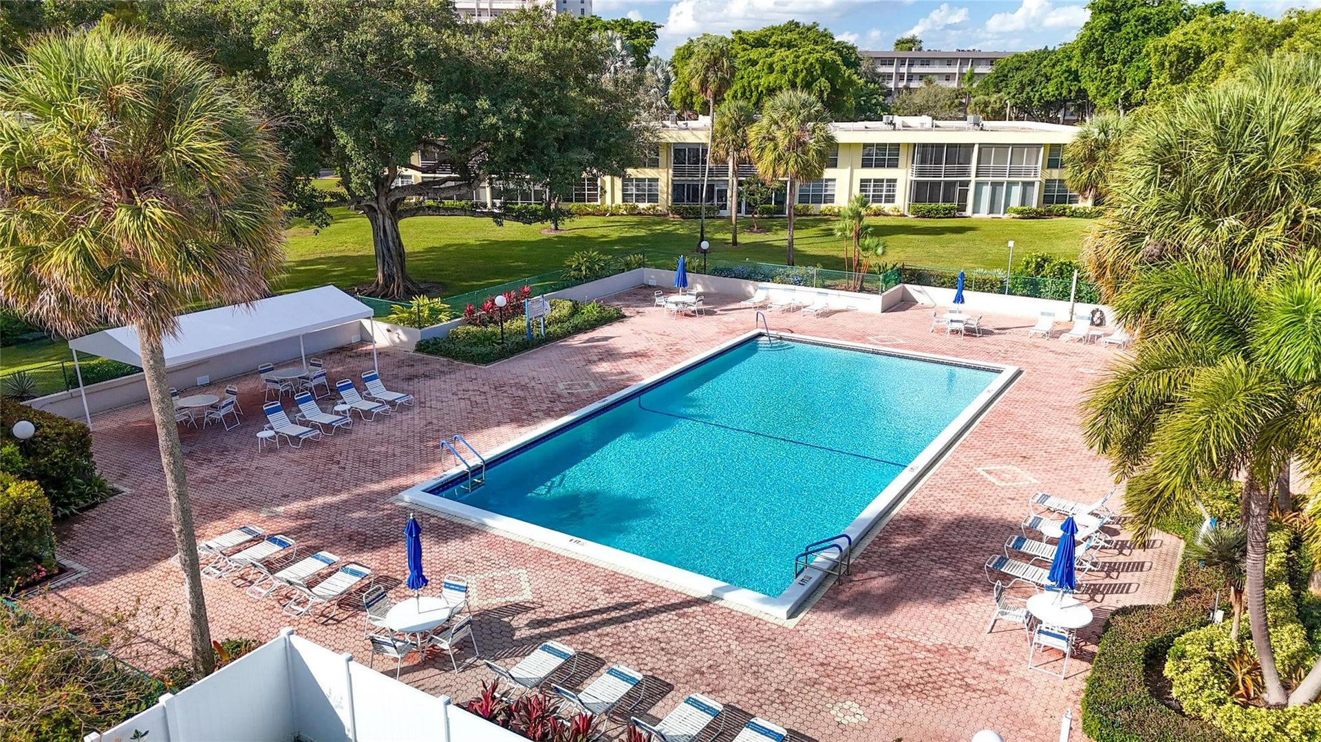 545 Oaks Lane, #410, Pompano Beach, FL 33069 Pool