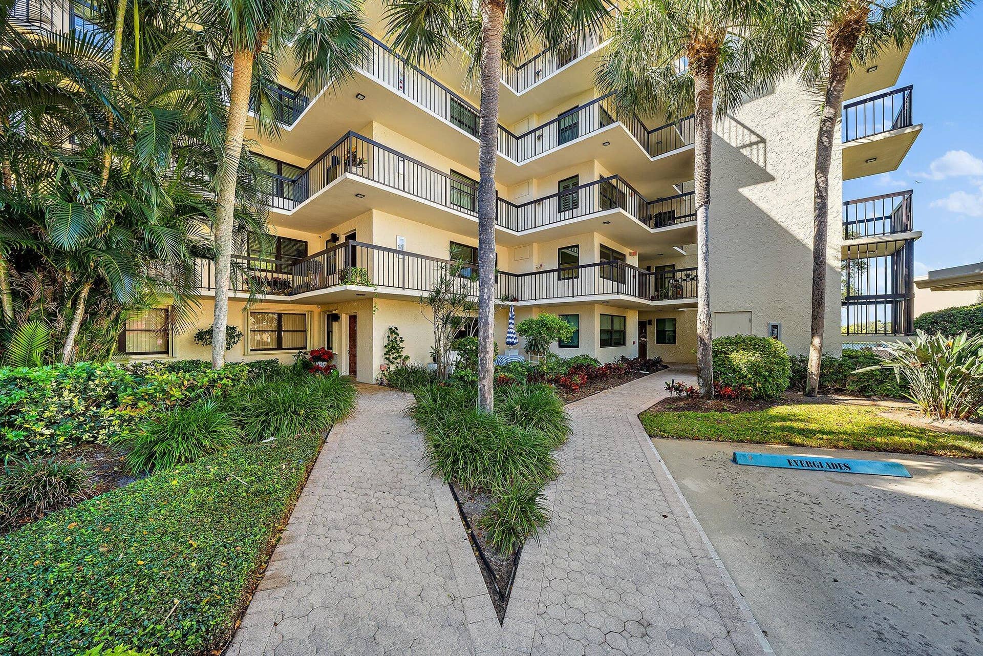 374 Golfview Road, #405, North Palm Beach, FL 33408 Entrance