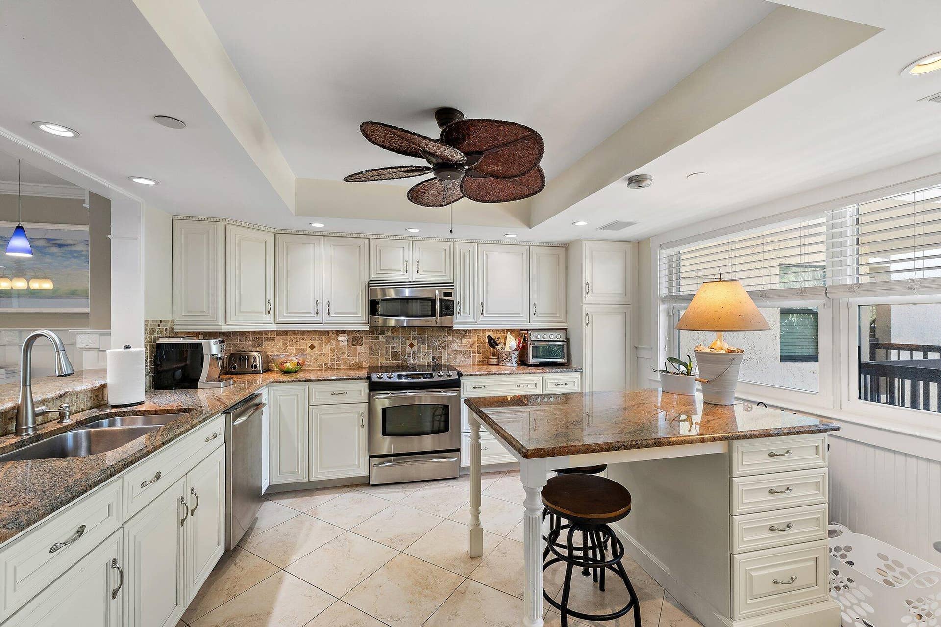 374 Golfview Road, #405, North Palm Beach, FL 33408 Kitchen