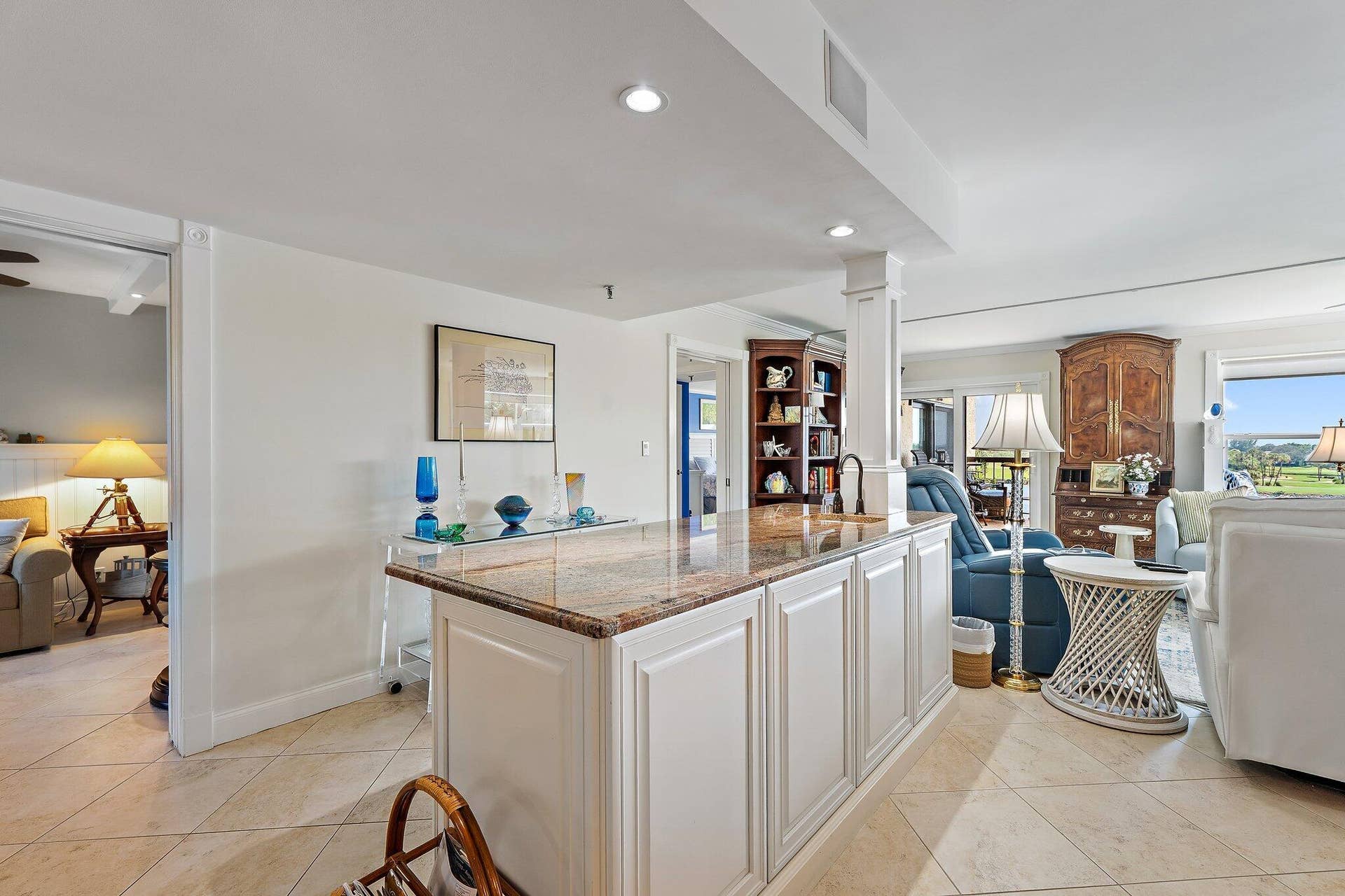 374 Golfview Road, #405, North Palm Beach, FL 33408 Bar in Great Room
