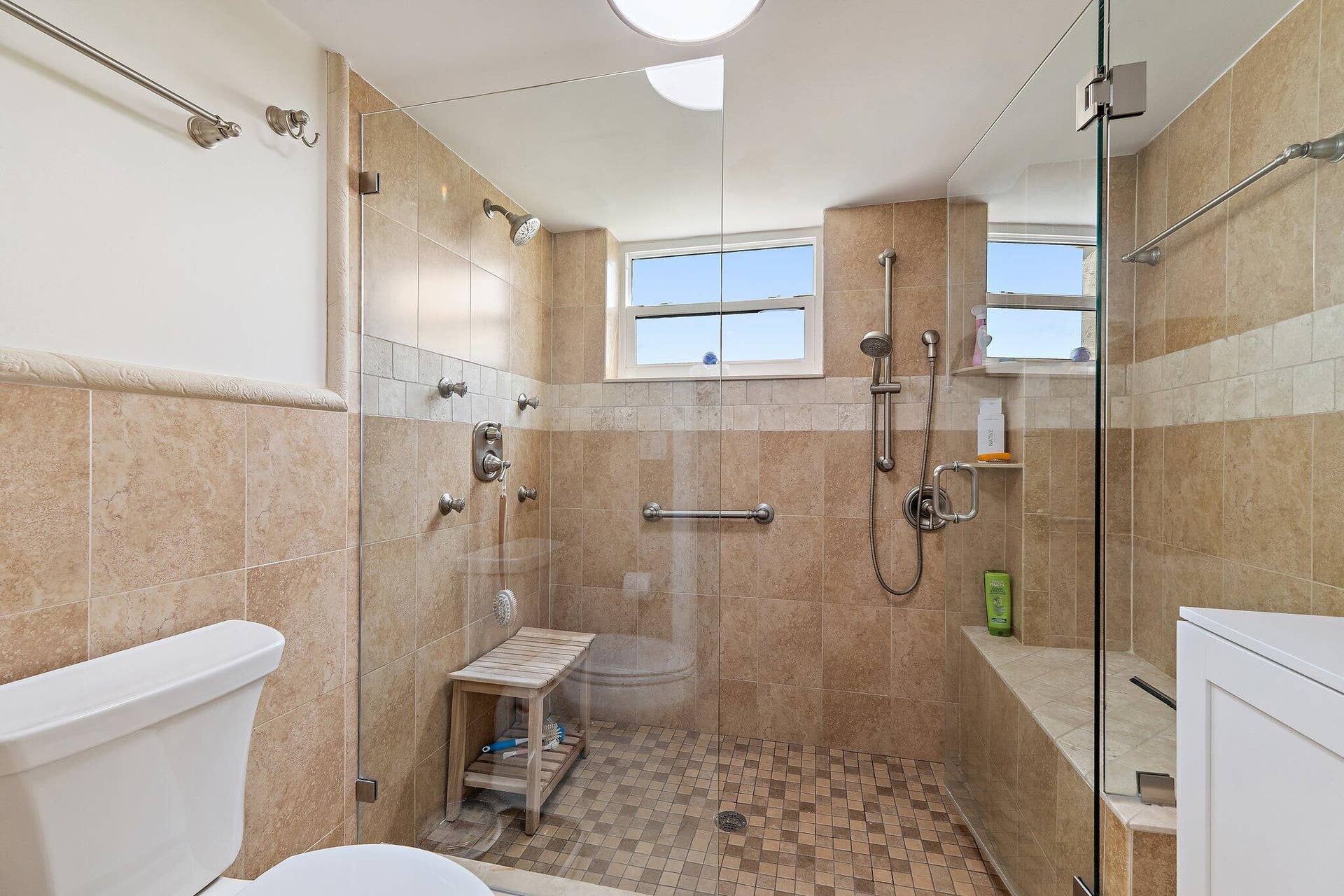 374 Golfview Road, #405, North Palm Beach, FL 33408 Primary Shower