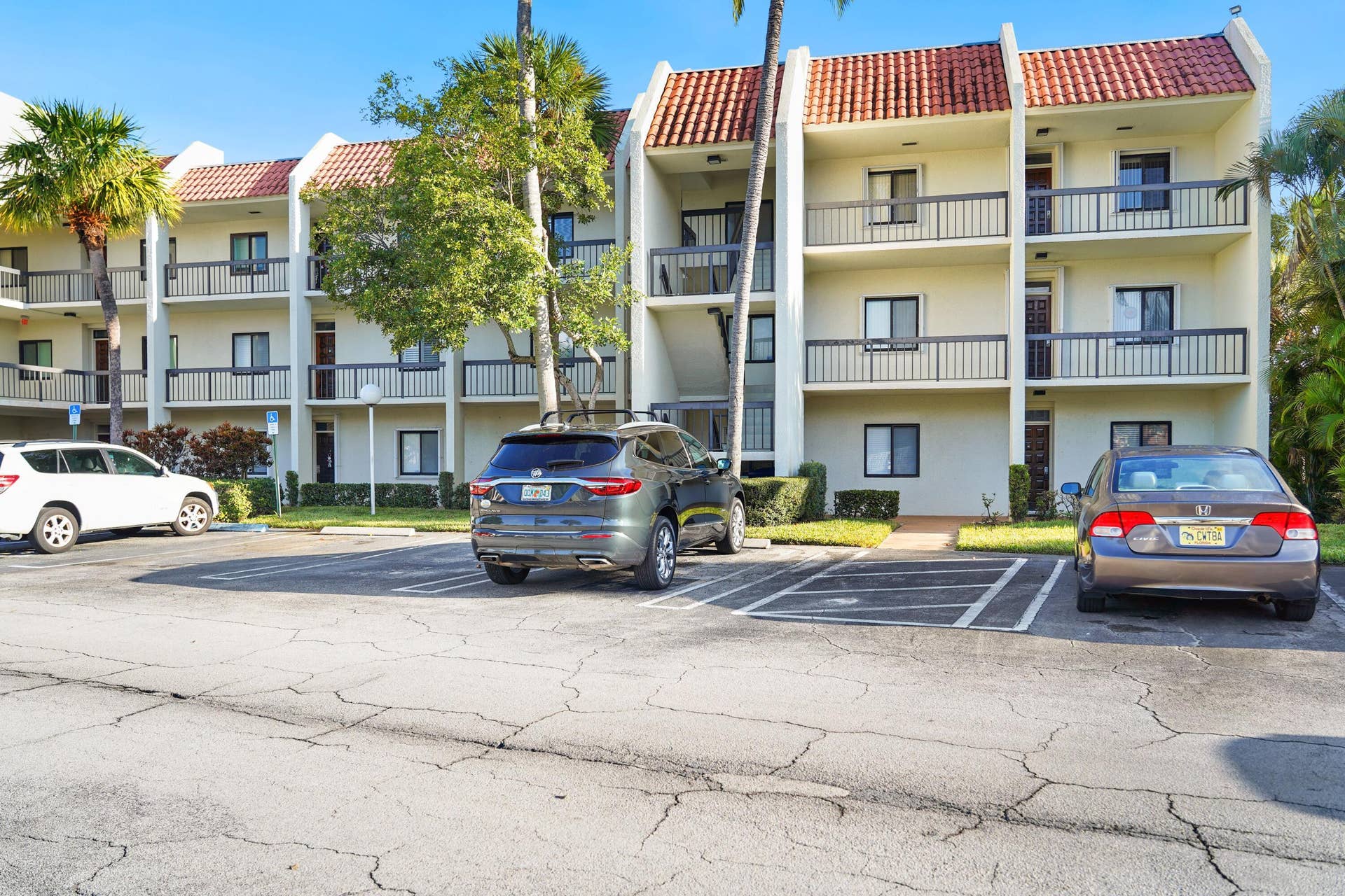 2550 PRESIDENTIAL Way, #106, West Palm Beach, FL 33401 front view 2