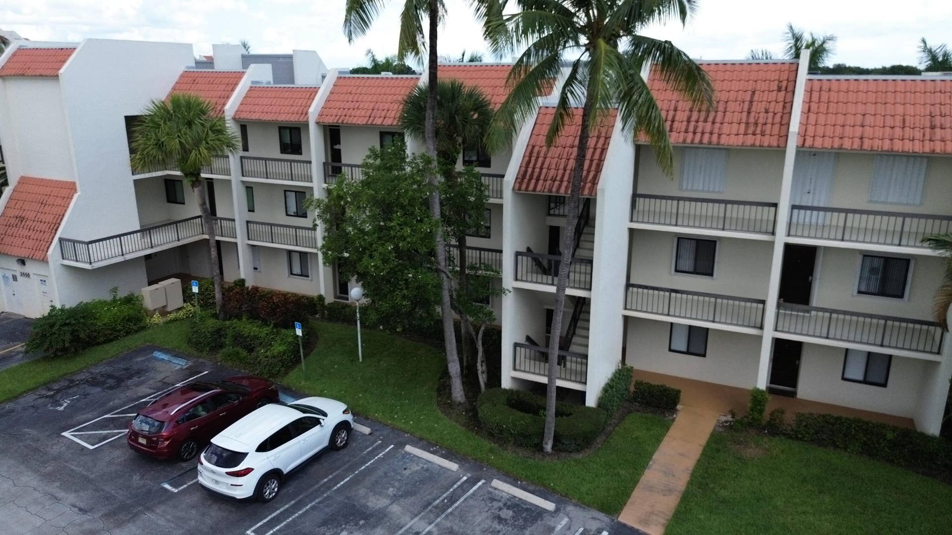 2550 PRESIDENTIAL Way, #106, West Palm Beach, FL 33401 front view