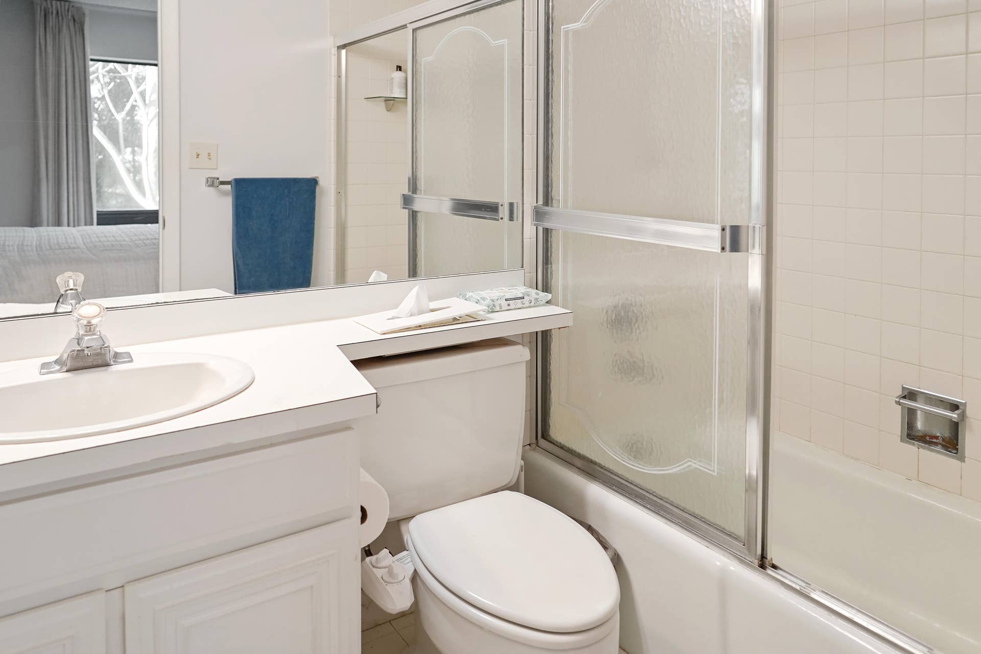 2550 PRESIDENTIAL Way, #106, West Palm Beach, FL 33401 Master bathrroom