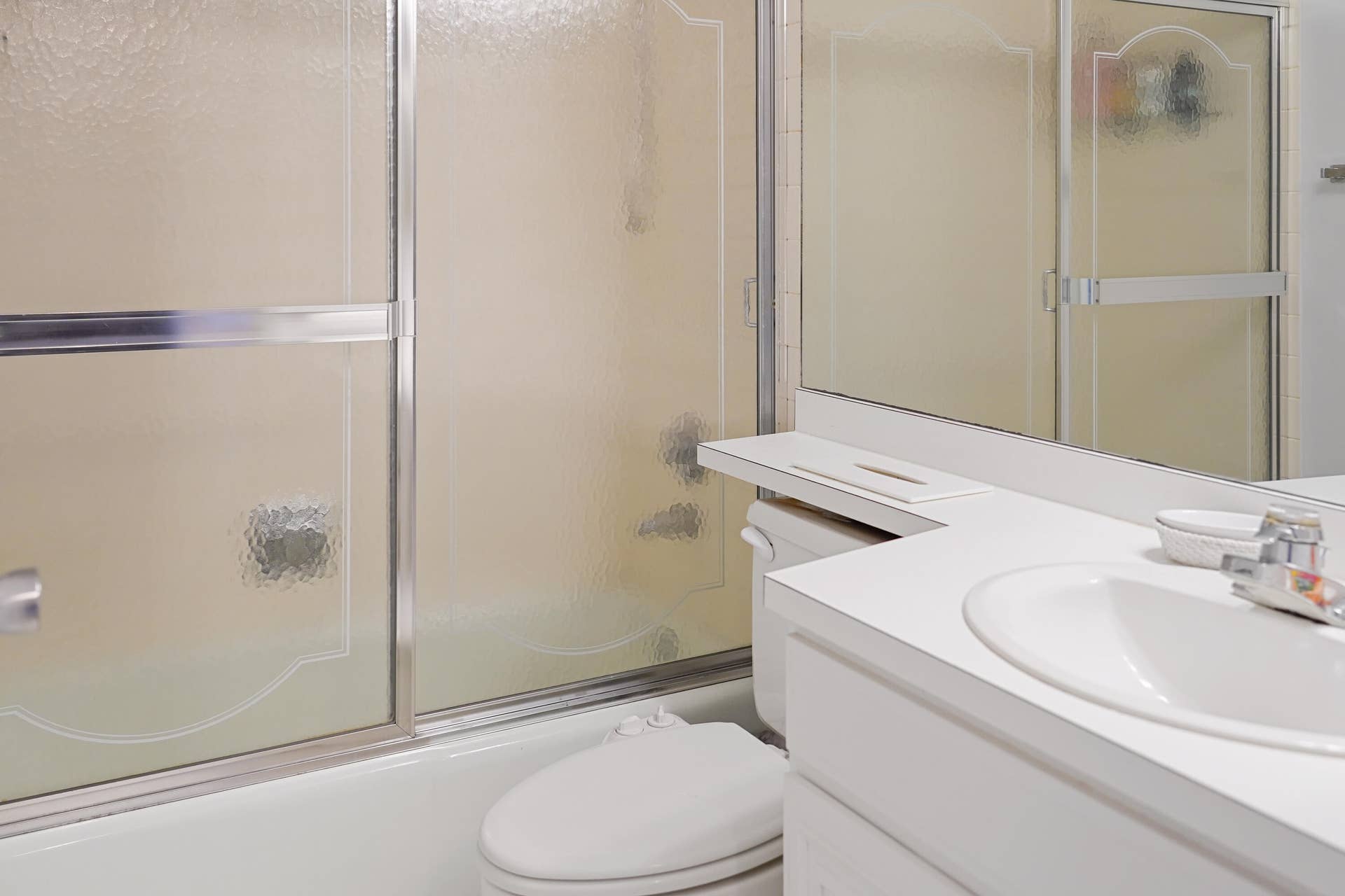 2550 PRESIDENTIAL Way, #106, West Palm Beach, FL 33401 Guest bathroom