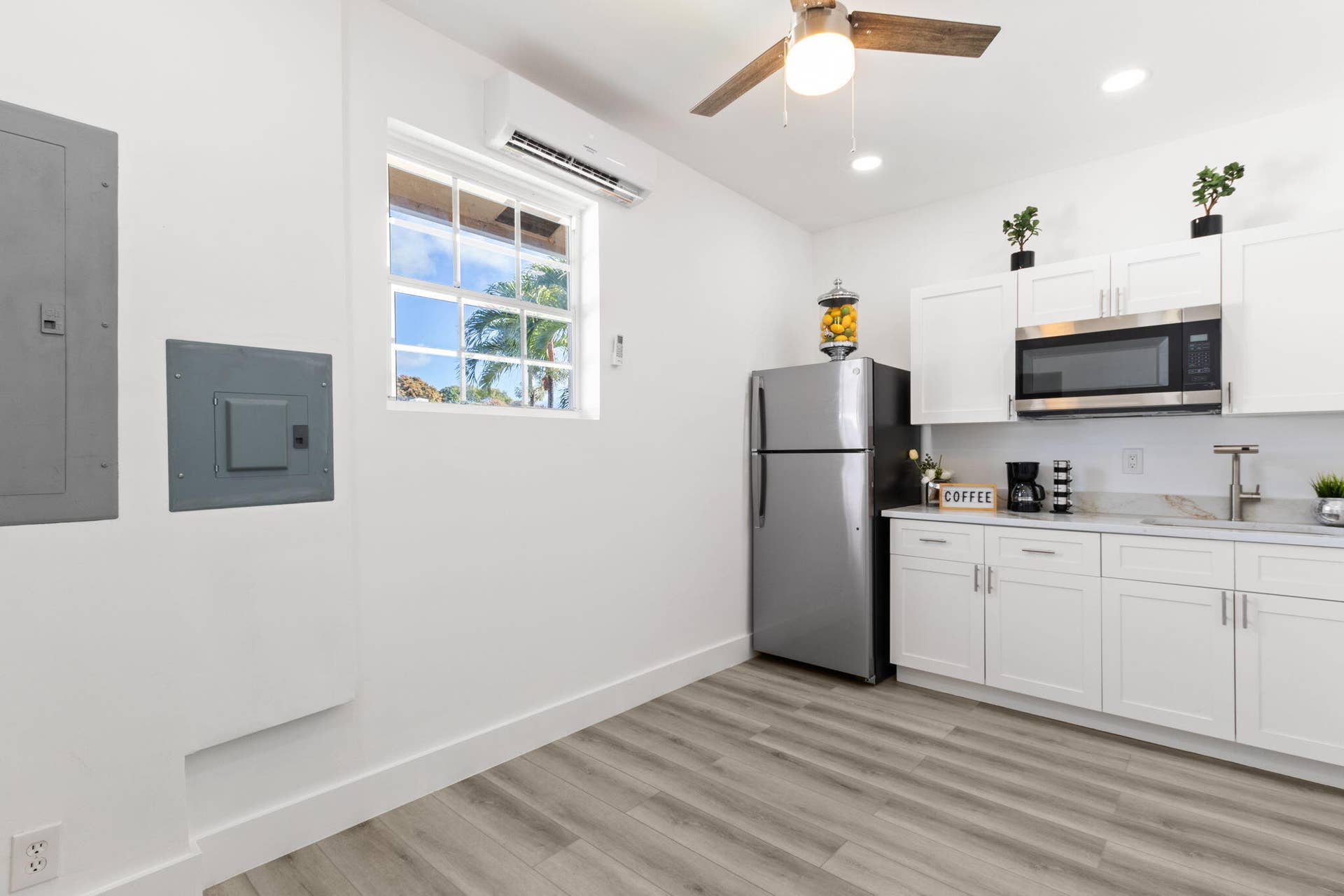 533 NE 1st Avenue, Deerfield Beach, FL 33441 Suite Kitchen