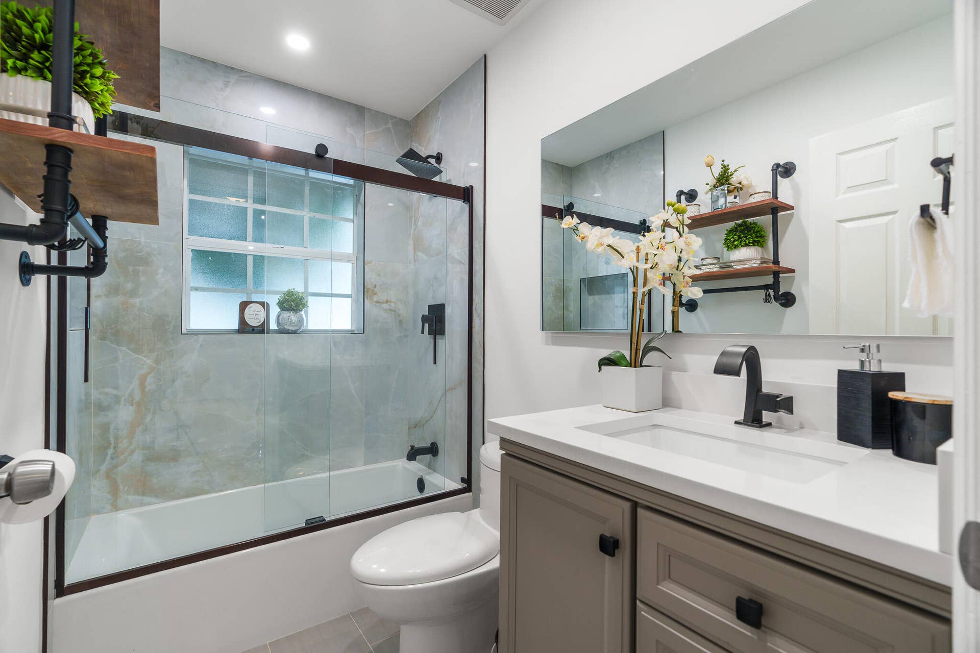 533 NE 1st Avenue, Deerfield Beach, FL 33441 Guest Bathroom