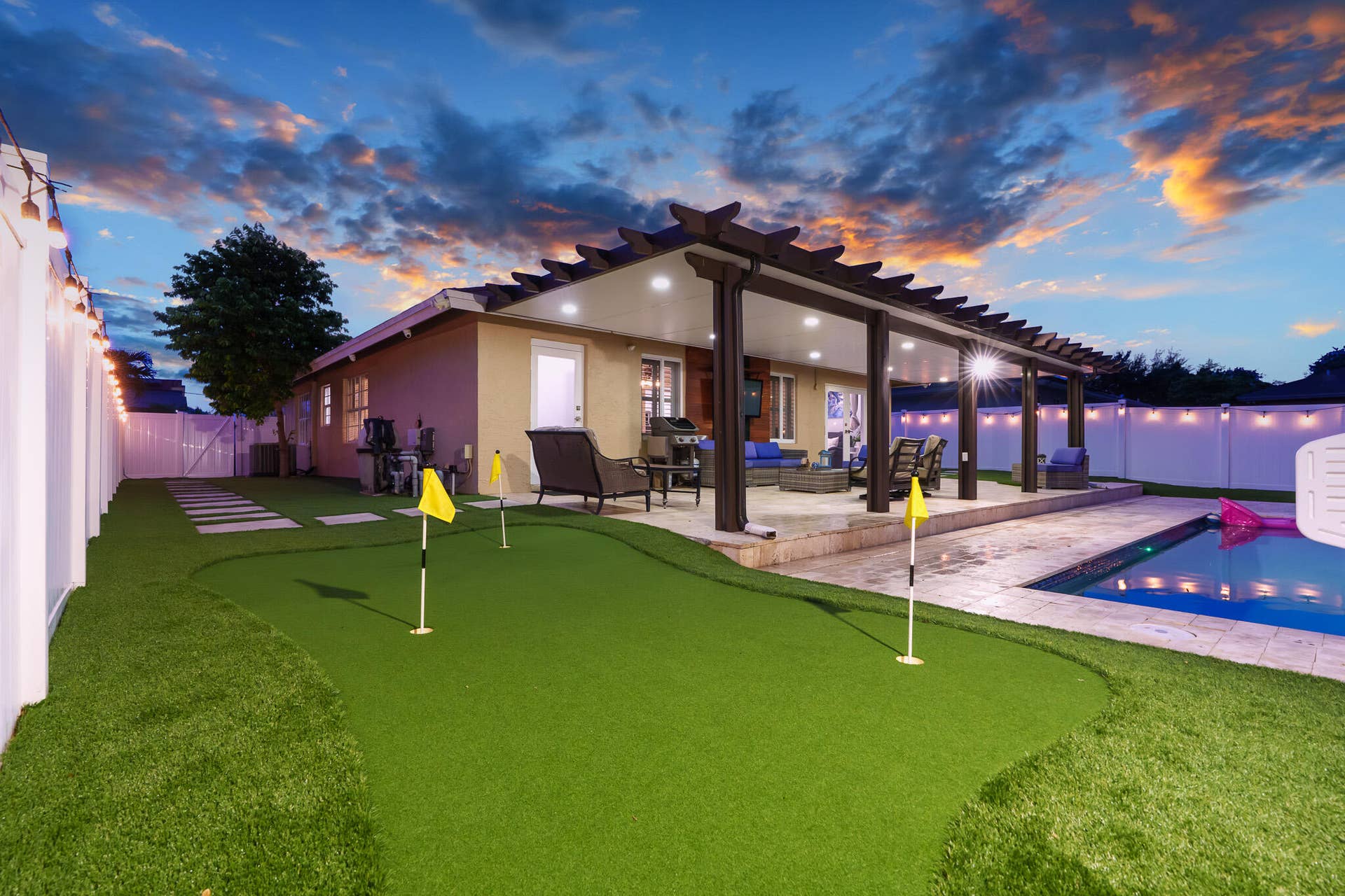 533 NE 1st Avenue, Deerfield Beach, FL 33441 Twilight Putting Green