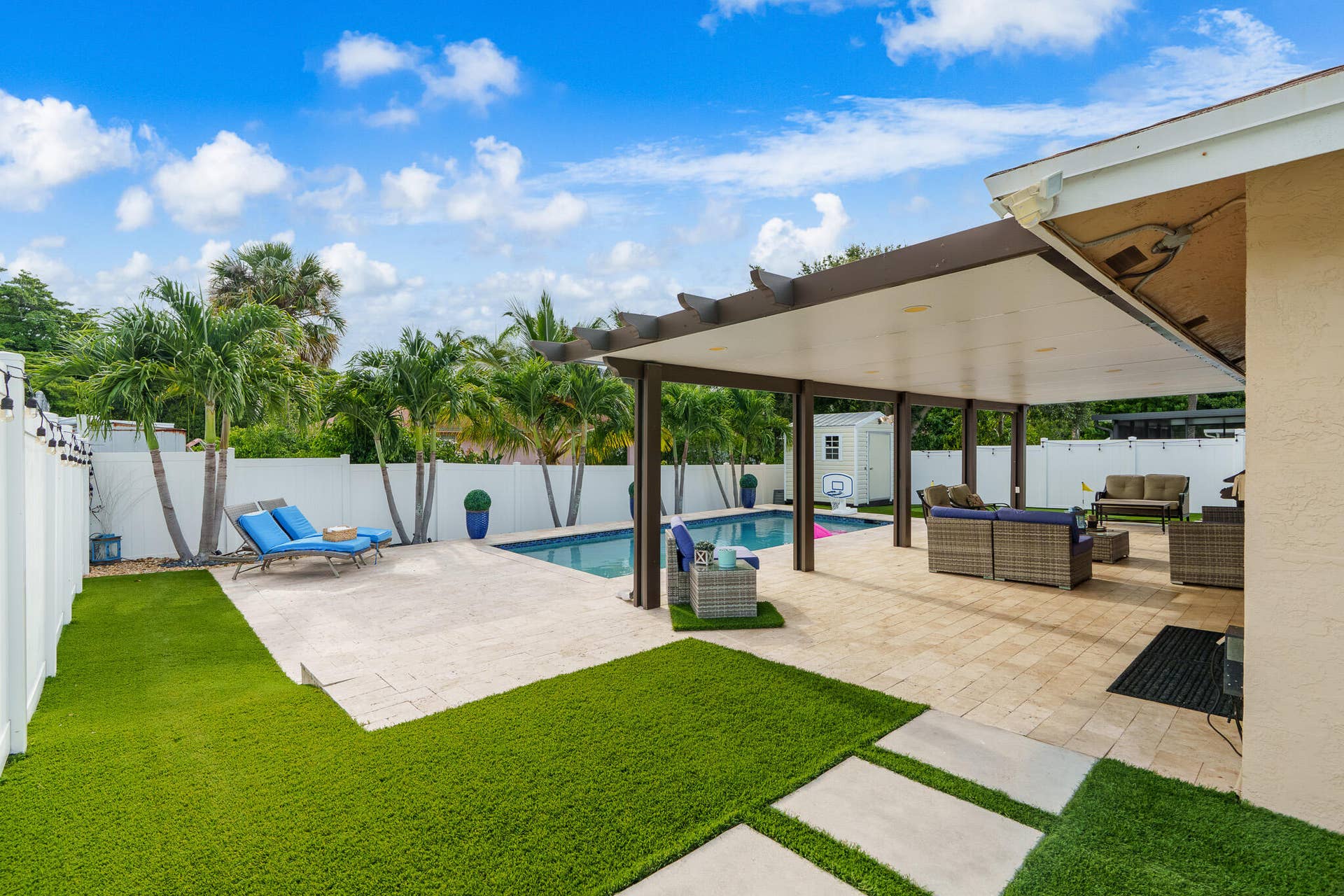 533 NE 1st Avenue, Deerfield Beach, FL 33441 Left Side Yard