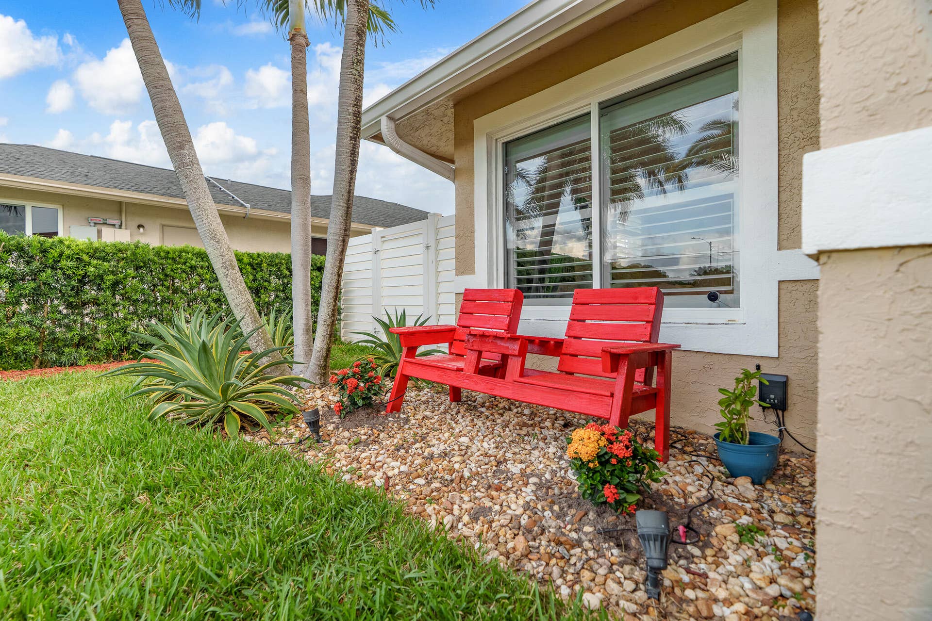 533 NE 1st Avenue, Deerfield Beach, FL 33441 Front Seating Area