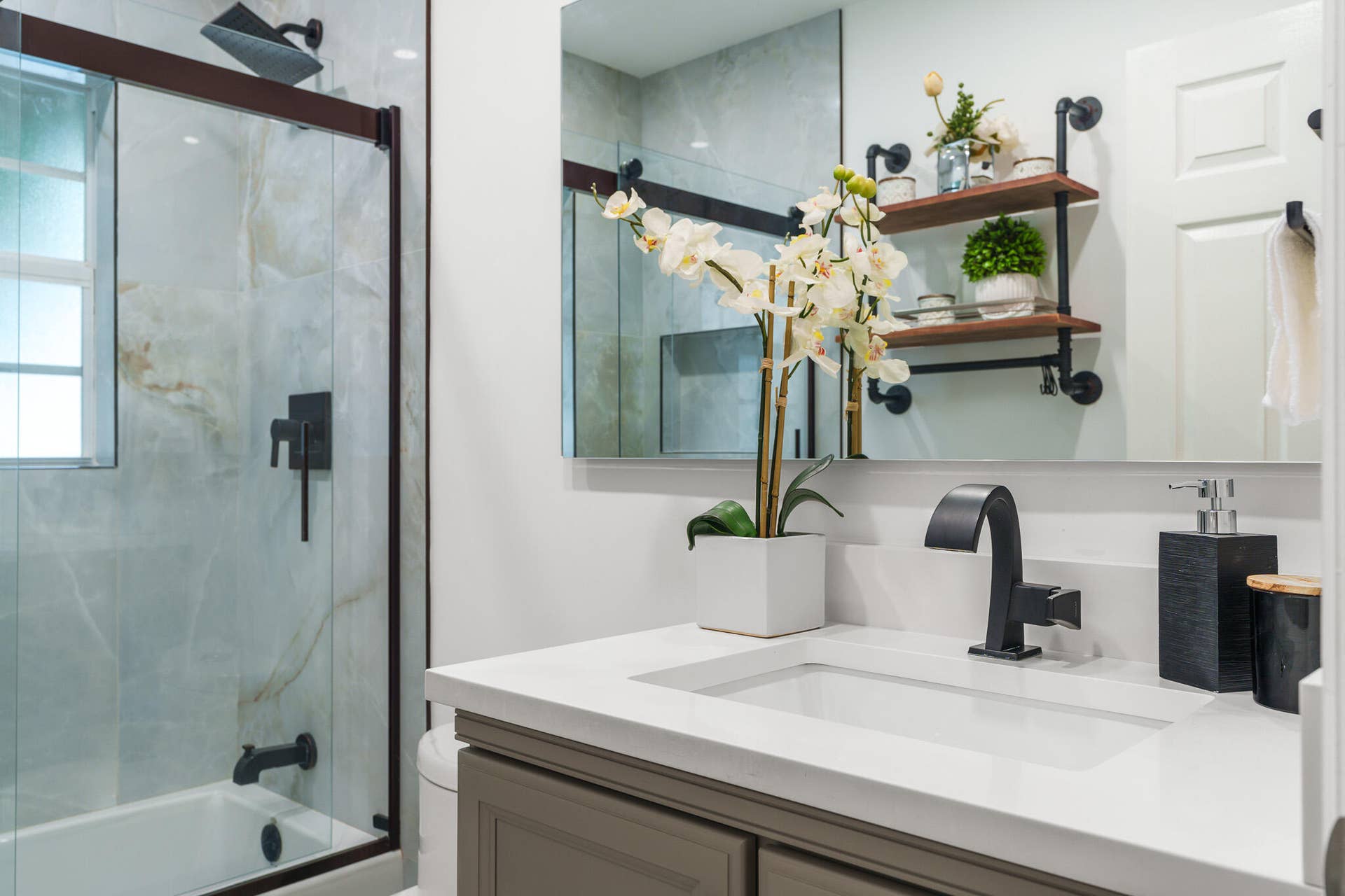 533 NE 1st Avenue, Deerfield Beach, FL 33441 Guest Bathroom