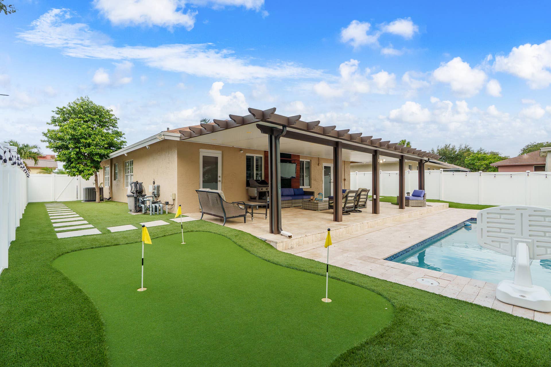 533 NE 1st Avenue, Deerfield Beach, FL 33441 Putting Green