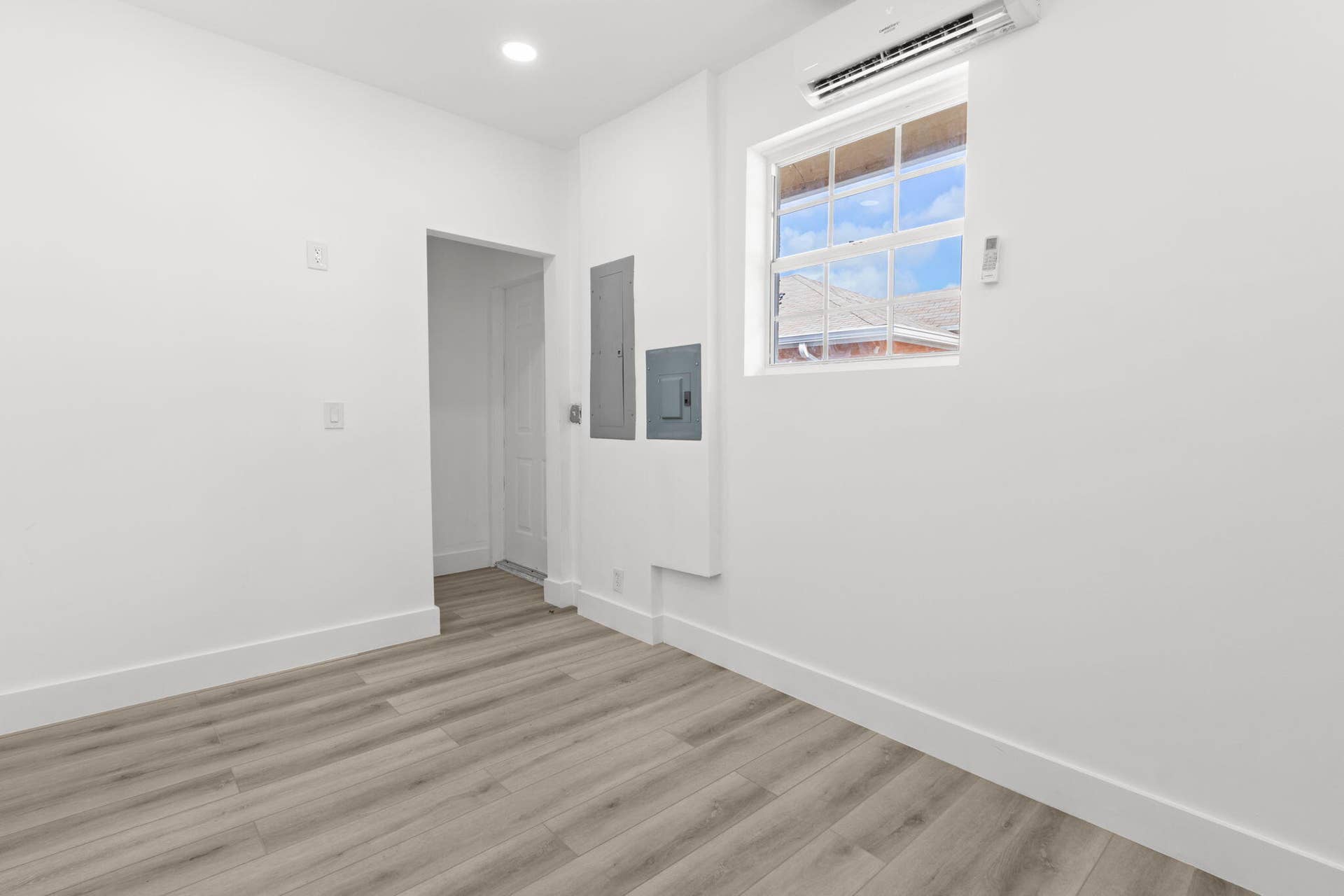 533 NE 1st Avenue, Deerfield Beach, FL 33441 Suite Front Indoor Entry