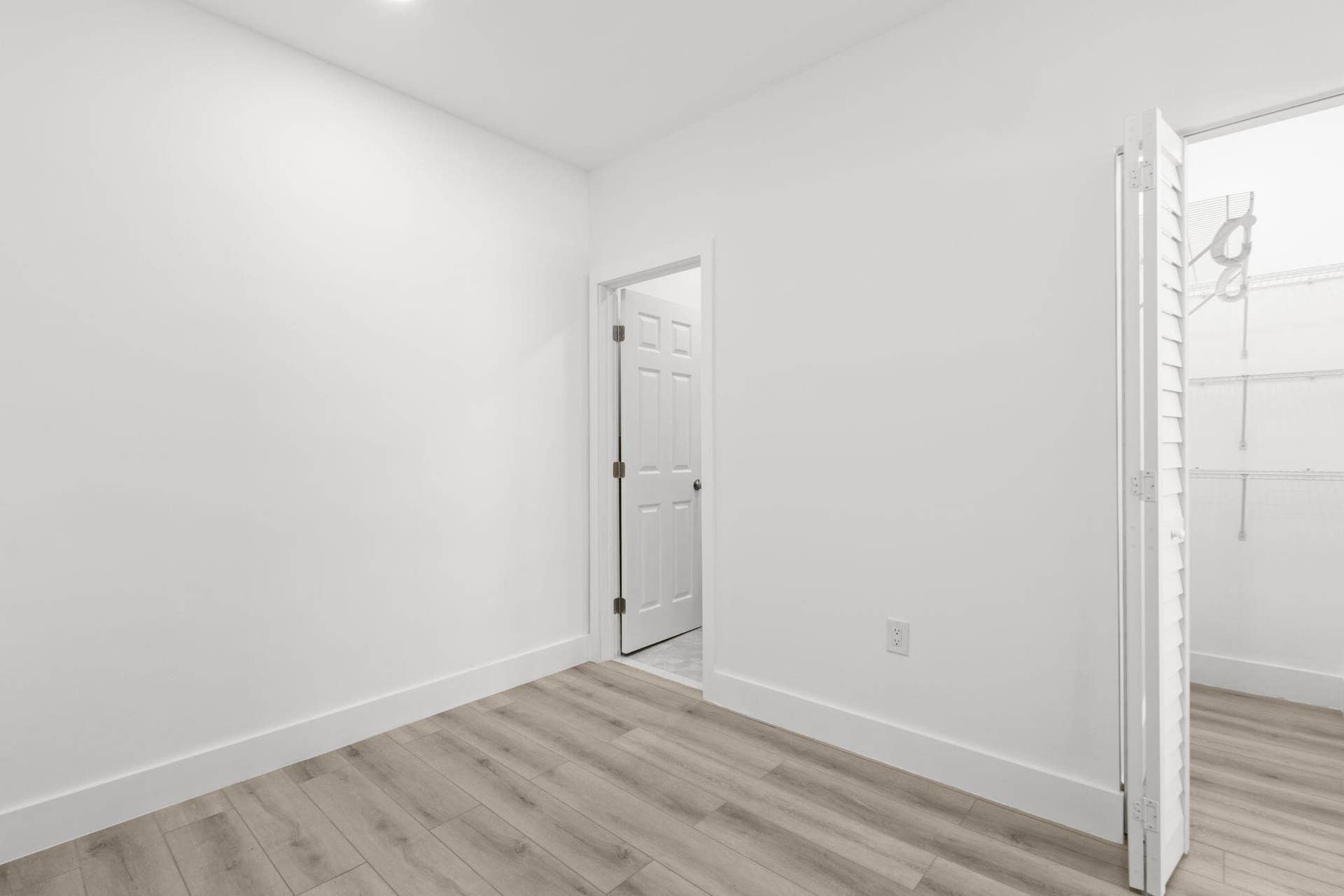 533 NE 1st Avenue, Deerfield Beach, FL 33441 Suite Bedroom & Closet