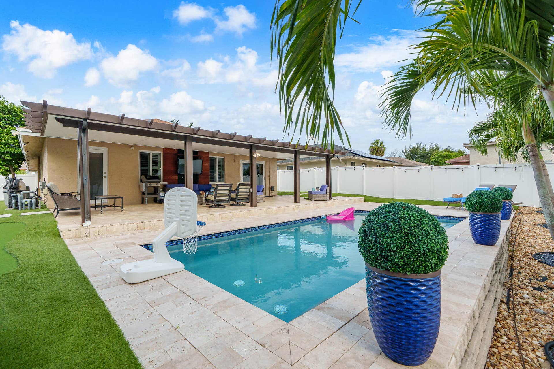 533 NE 1st Avenue, Deerfield Beach, FL 33441 Salt Water Pool