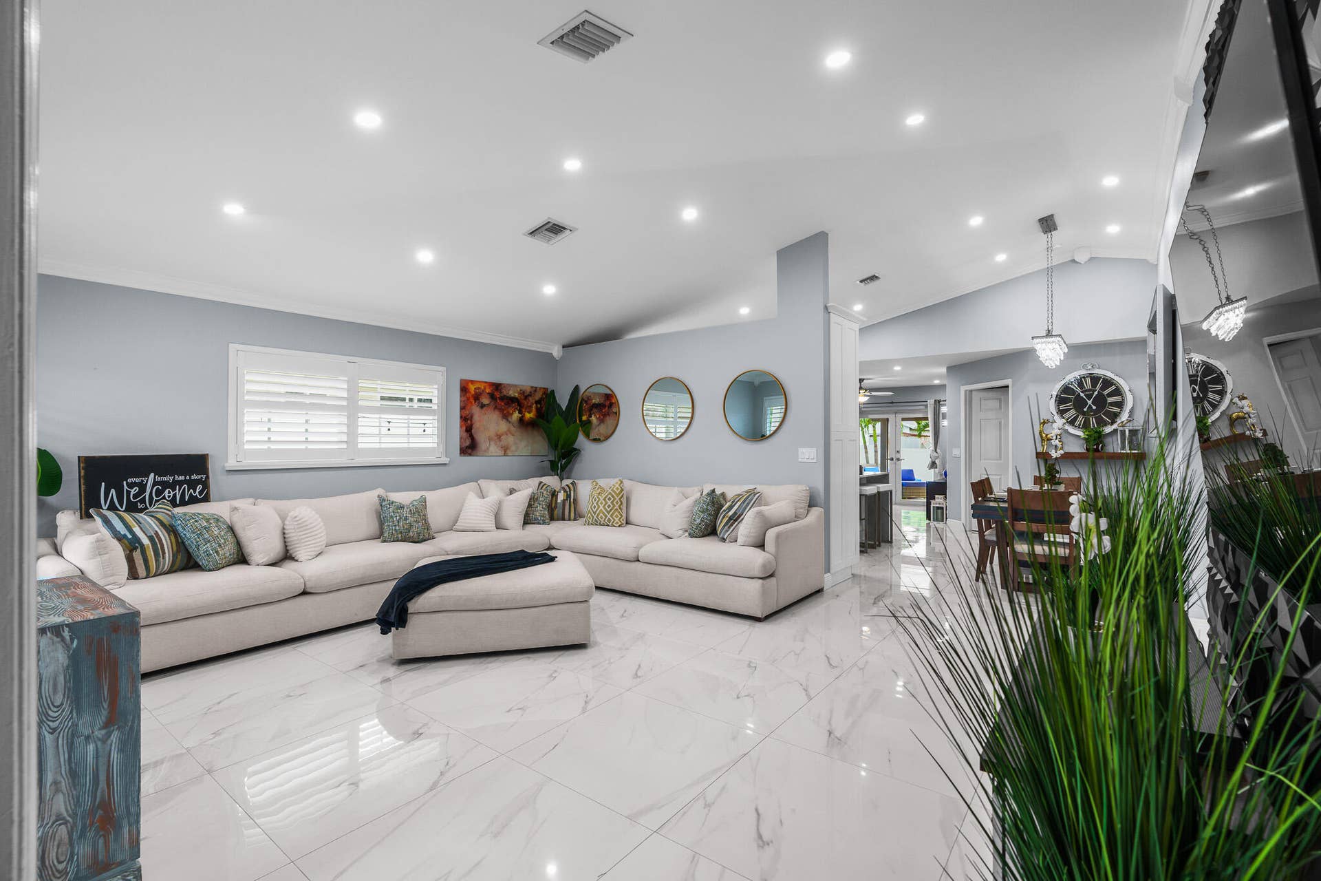 533 NE 1st Avenue, Deerfield Beach, FL 33441 Living Room