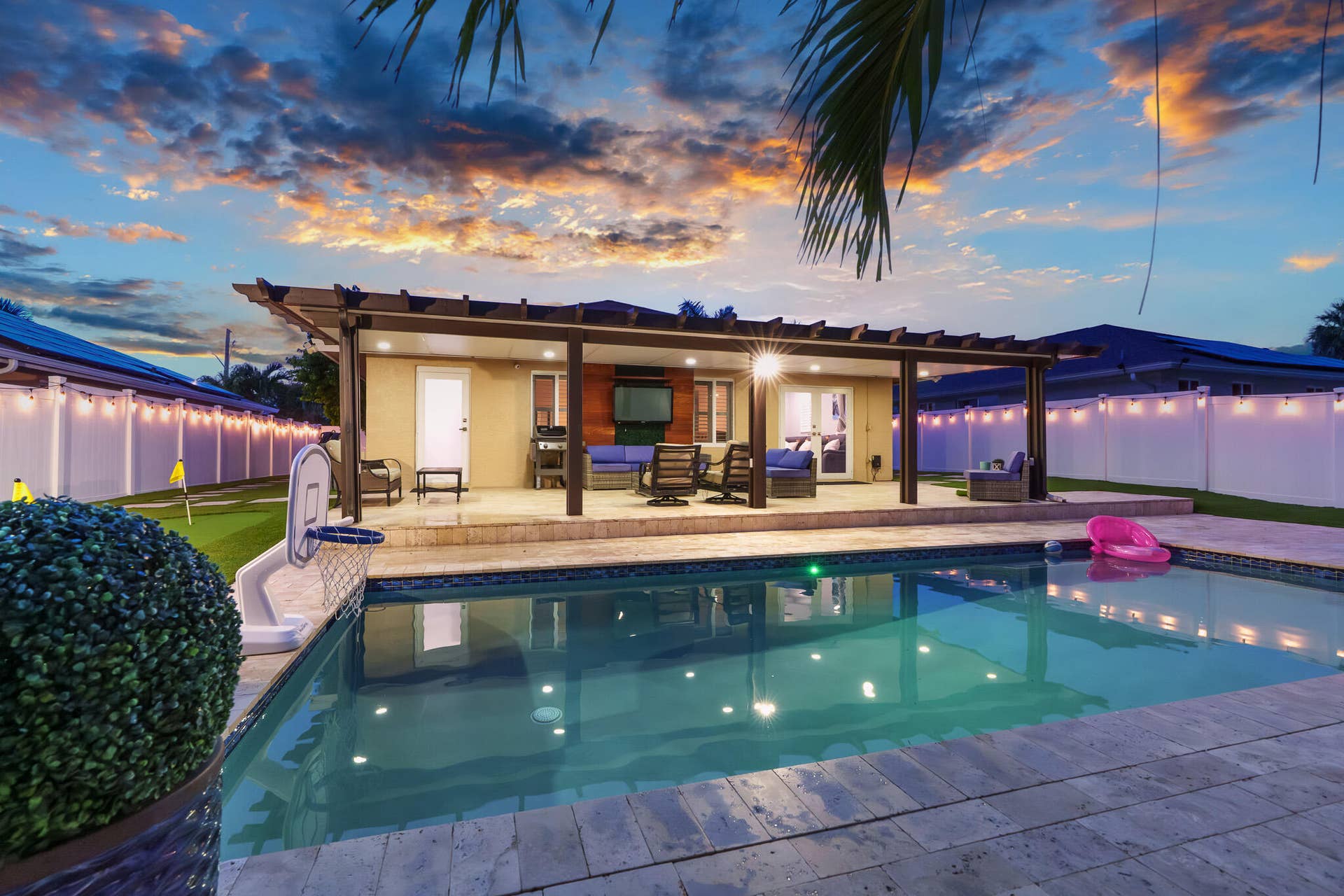 533 NE 1st Avenue, Deerfield Beach, FL 33441 Twilight Pool